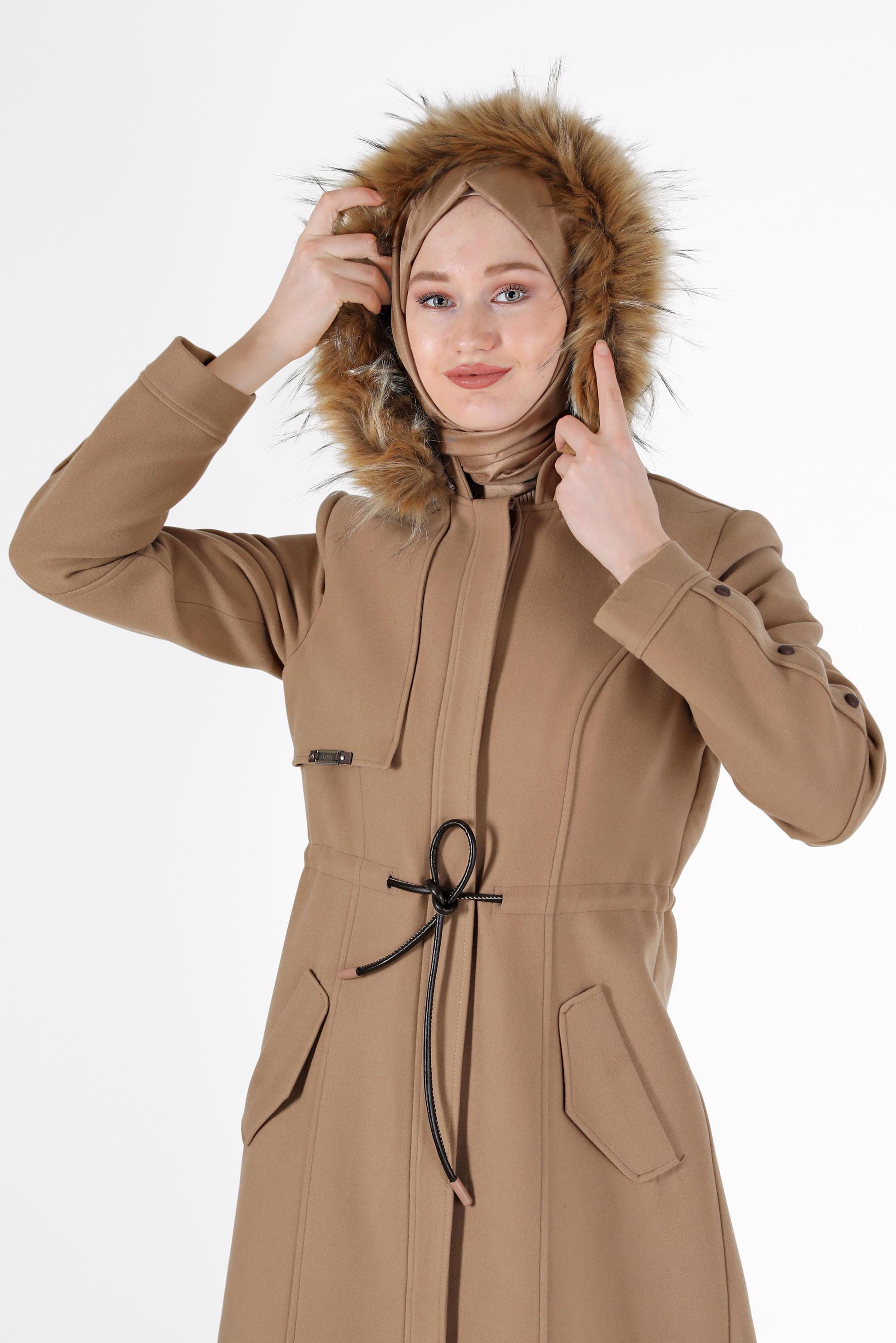 Tesettür giyim KAHVE BELDEN BÜZGÜLÜ KAPÜŞONLU KÜRKLÜ MANTO 90212	