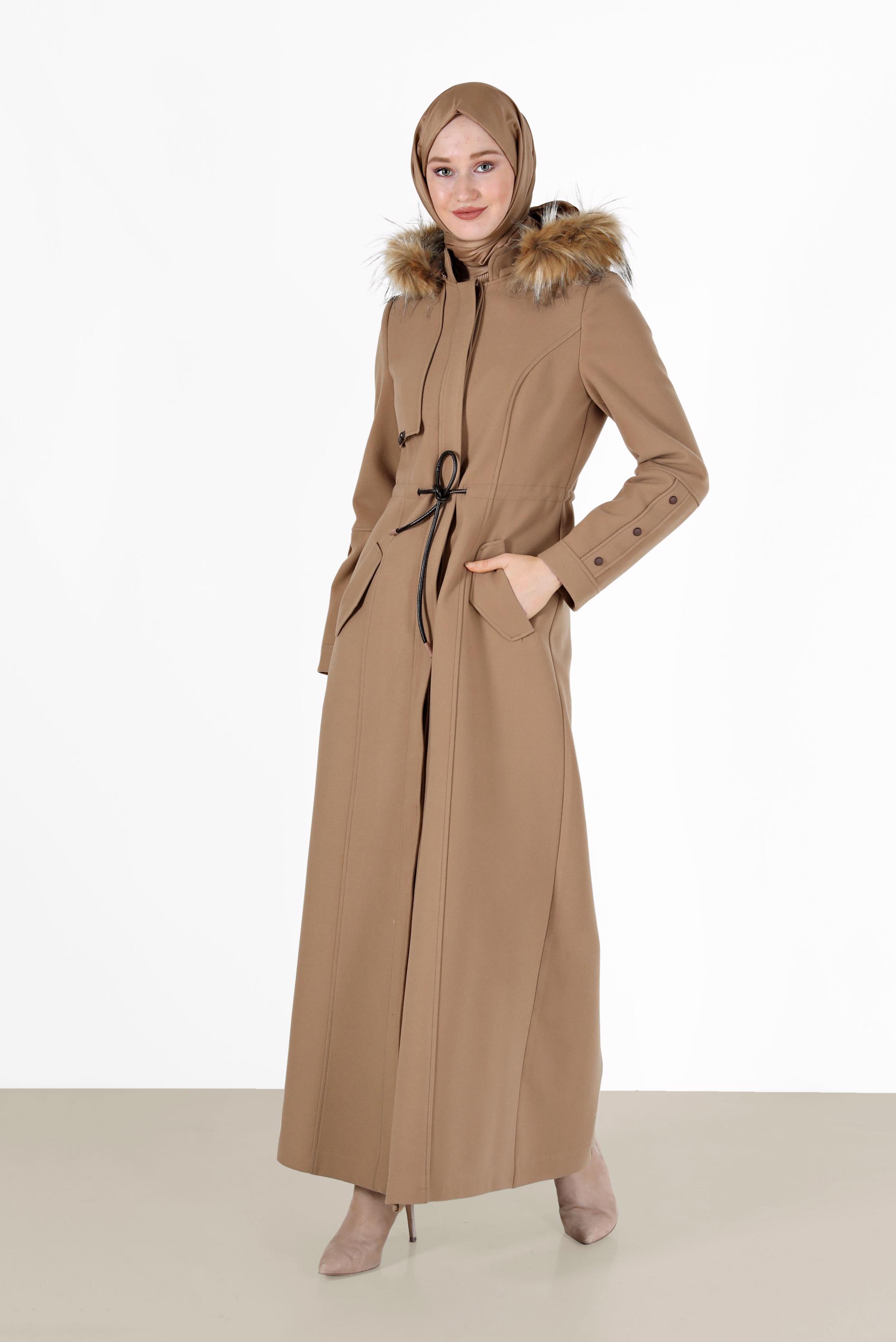 Tesettür giyim KAHVE BELDEN BÜZGÜLÜ KAPÜŞONLU KÜRKLÜ MANTO 90212	