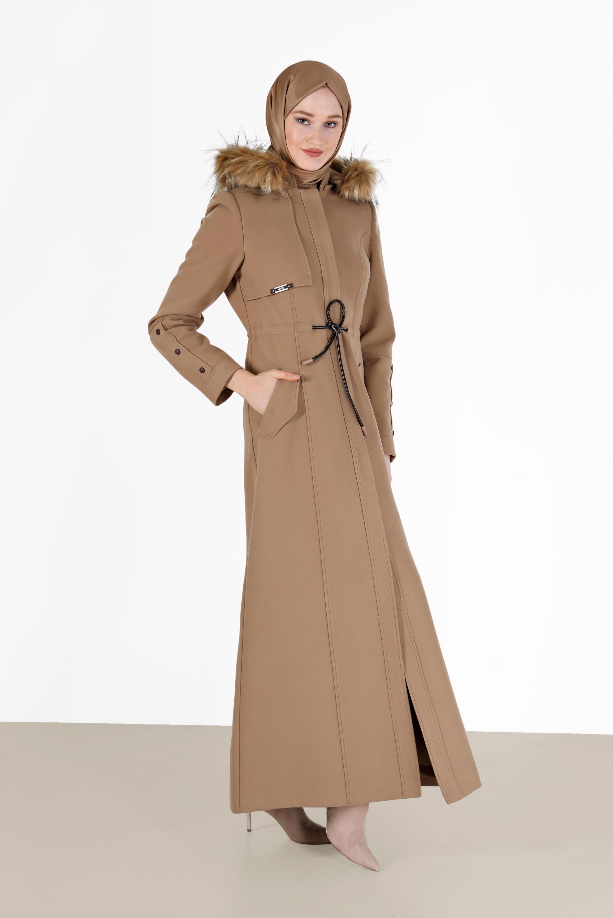 Tesettür giyim KAHVE BELDEN BÜZGÜLÜ KAPÜŞONLU KÜRKLÜ MANTO 90212	