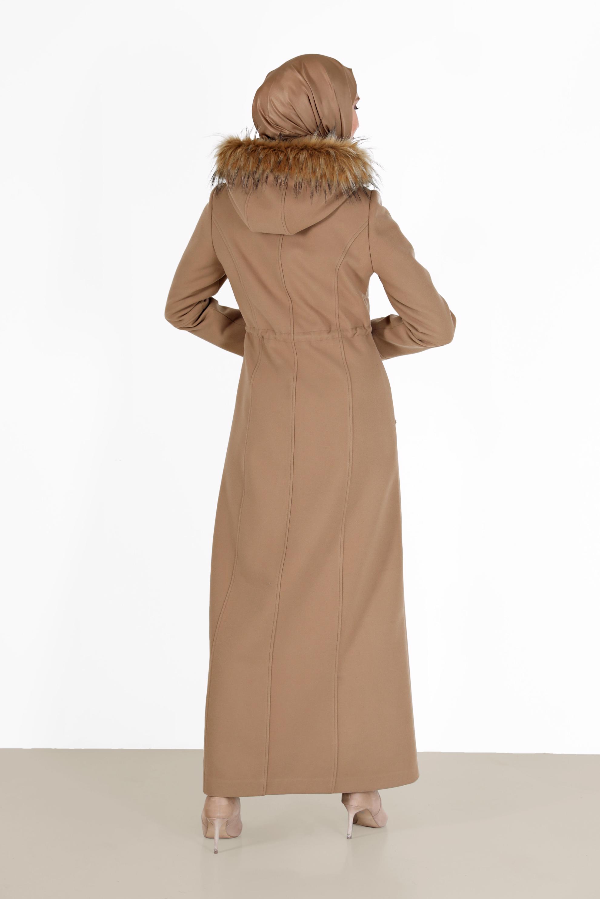 Tesettür giyim KAHVE BELDEN BÜZGÜLÜ KAPÜŞONLU KÜRKLÜ MANTO 90212	