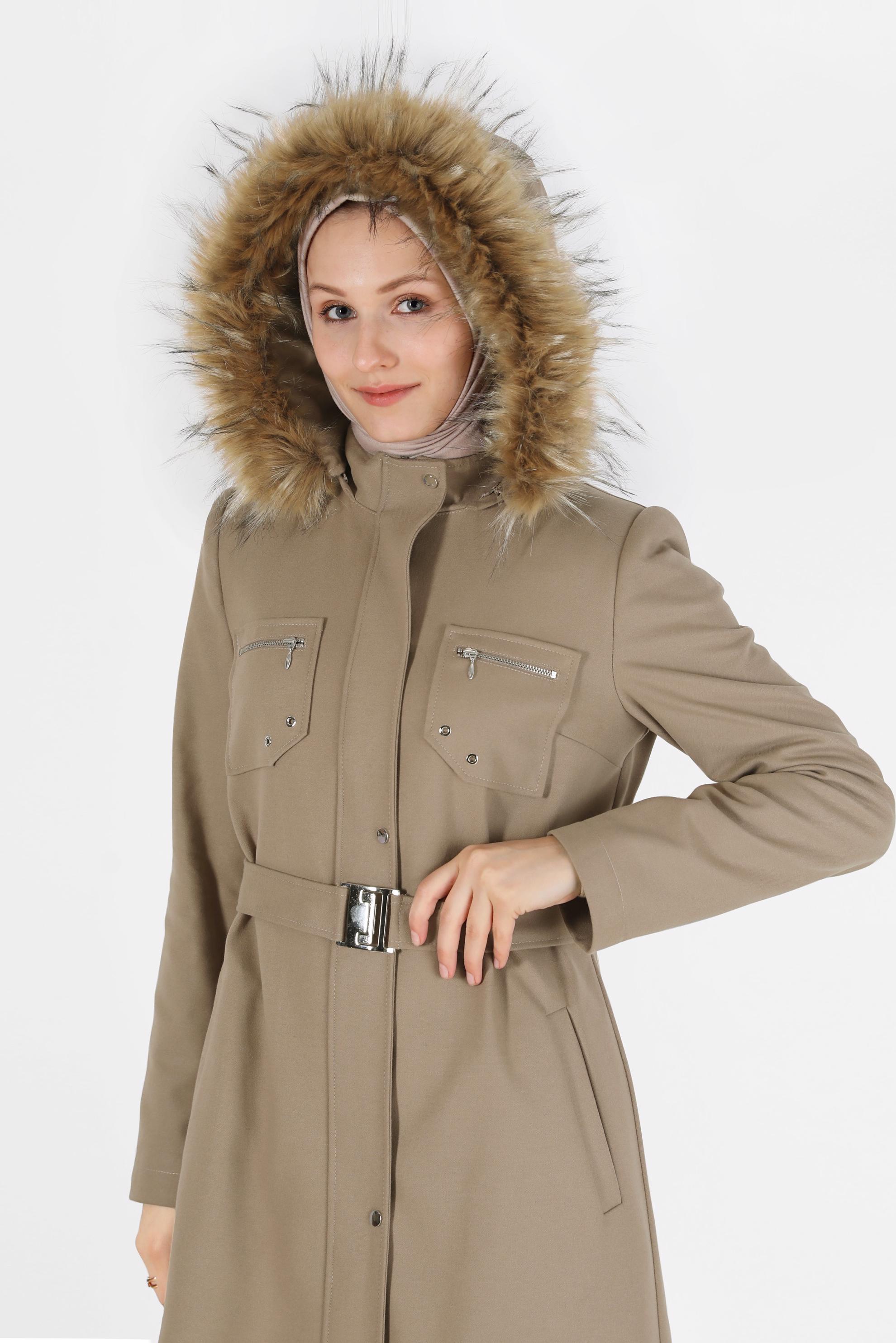 Tesettür giyim BEJ KAPÜŞONU KÜRK DETAYLI KUŞAKLI MANTO 90215	