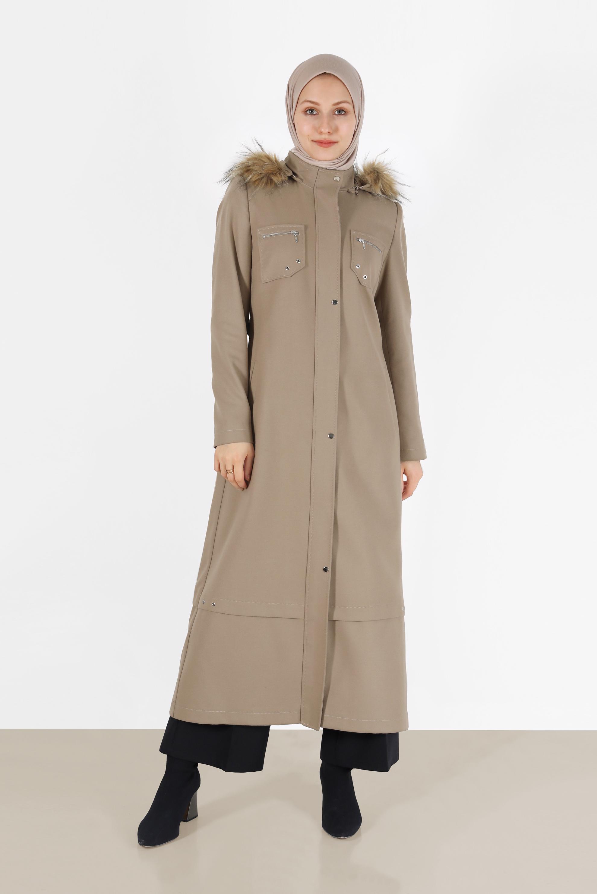 Tesettür giyim BEJ KAPÜŞONU KÜRK DETAYLI KUŞAKLI MANTO 90215	
