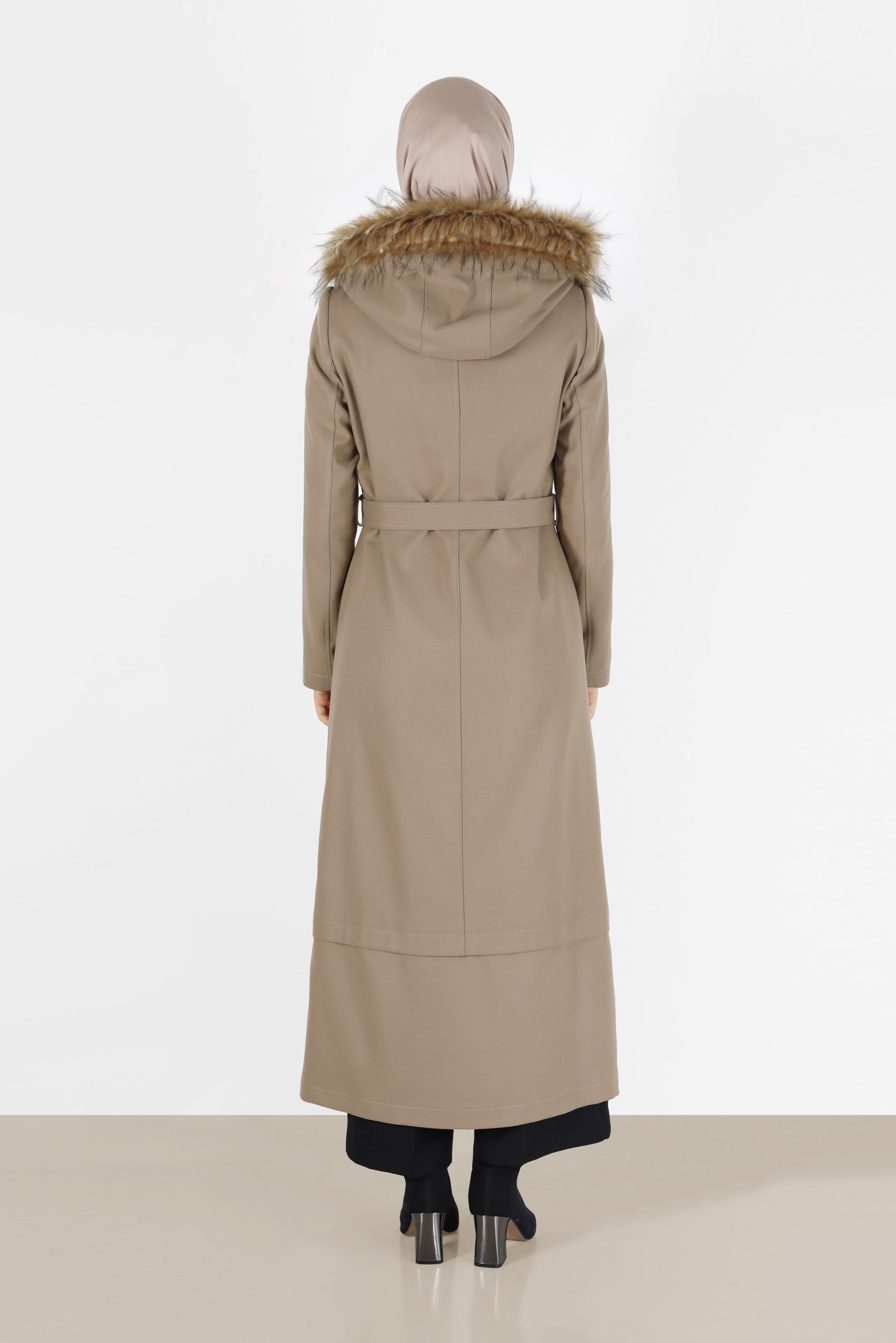 Tesettür giyim BEJ KAPÜŞONU KÜRK DETAYLI KUŞAKLI MANTO 90215	