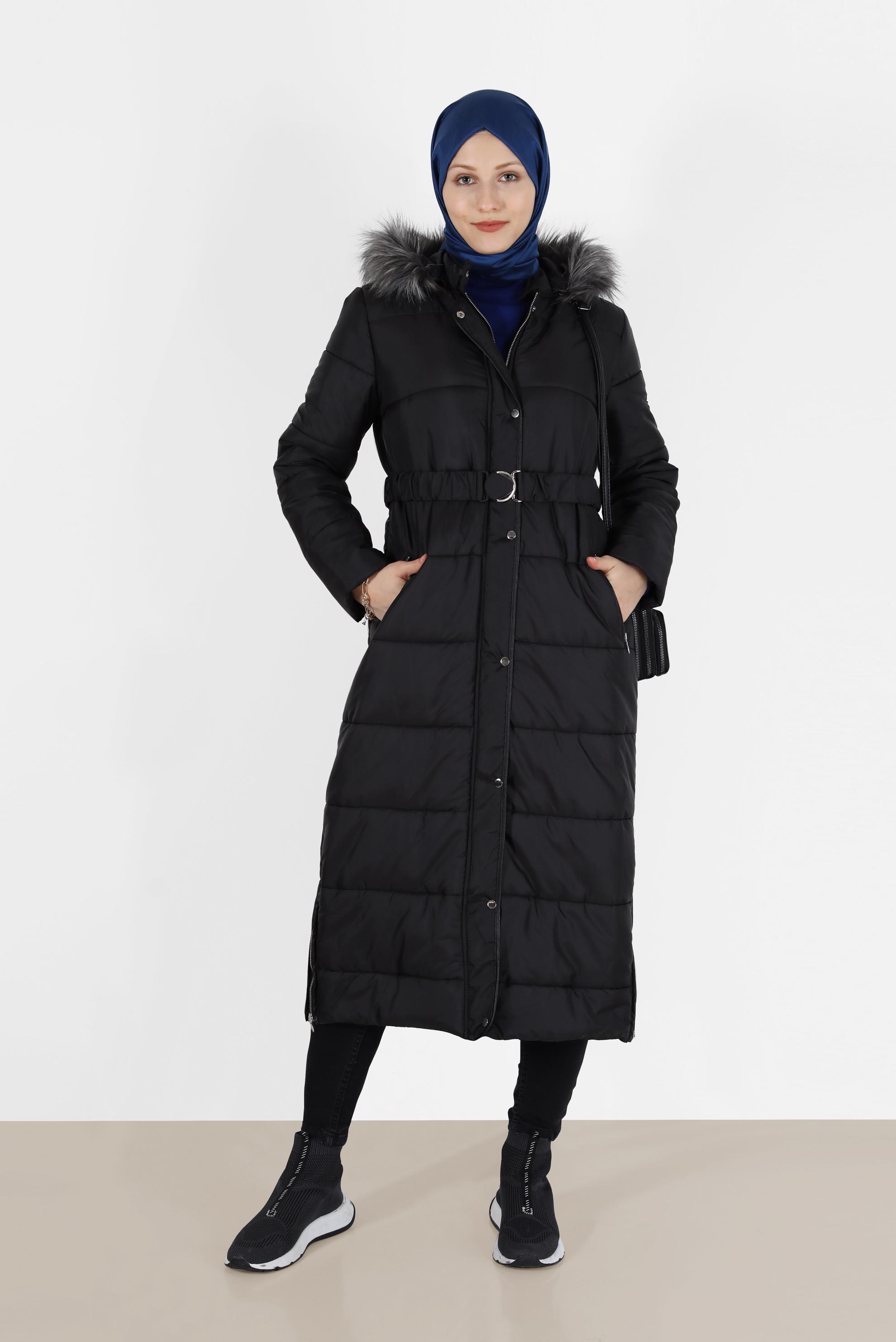 Tesettür giyim SİYAH KAPÜŞONU KÜRK DETAYLI KEMERLİ MANTO 90223 