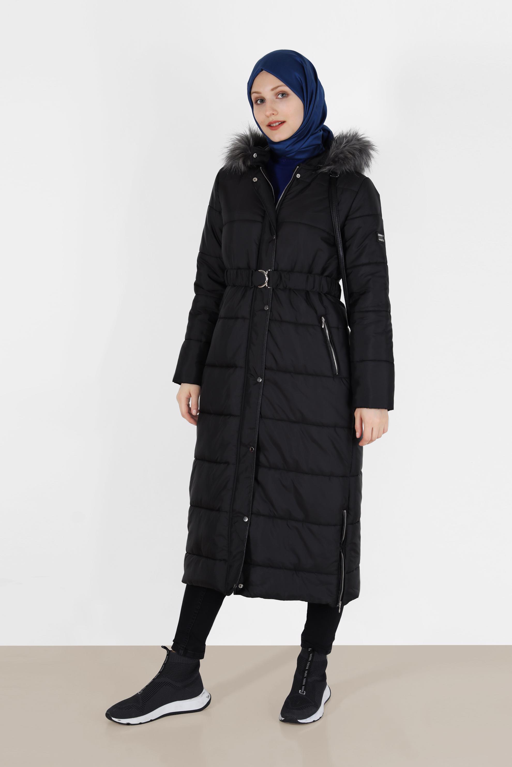 Tesettür giyim SİYAH KAPÜŞONU KÜRK DETAYLI KEMERLİ MANTO 90223 