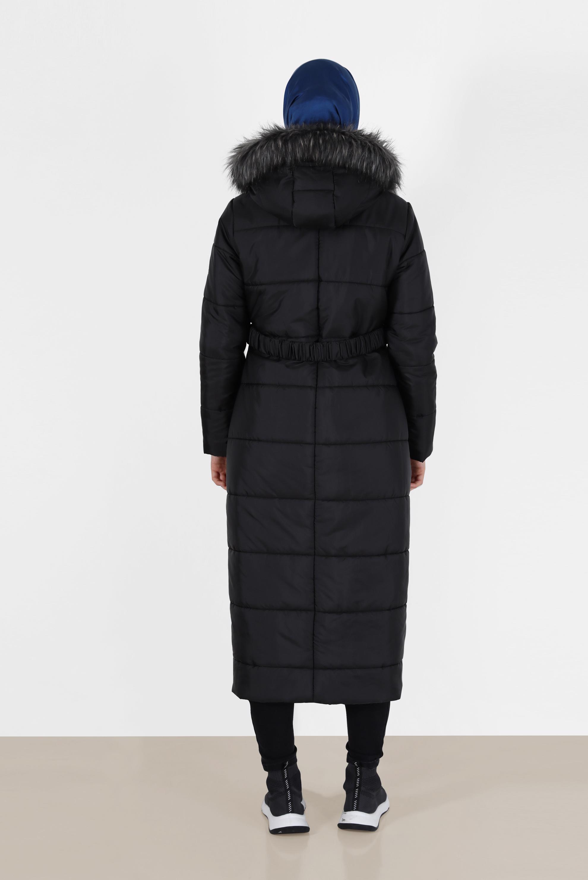 Tesettür giyim SİYAH KAPÜŞONU KÜRK DETAYLI KEMERLİ MANTO 90223 