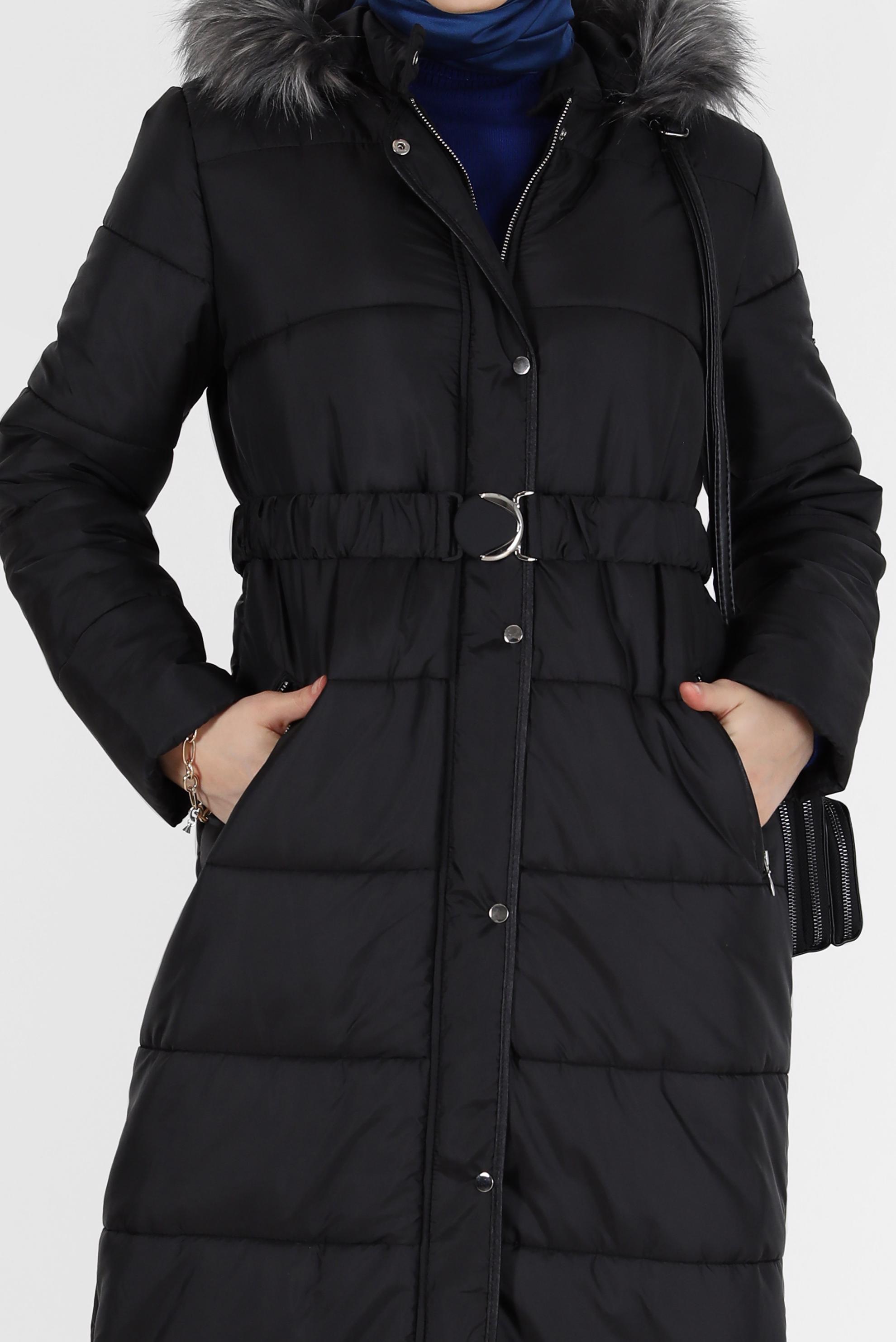 Tesettür giyim SİYAH KAPÜŞONU KÜRK DETAYLI KEMERLİ MANTO 90223 