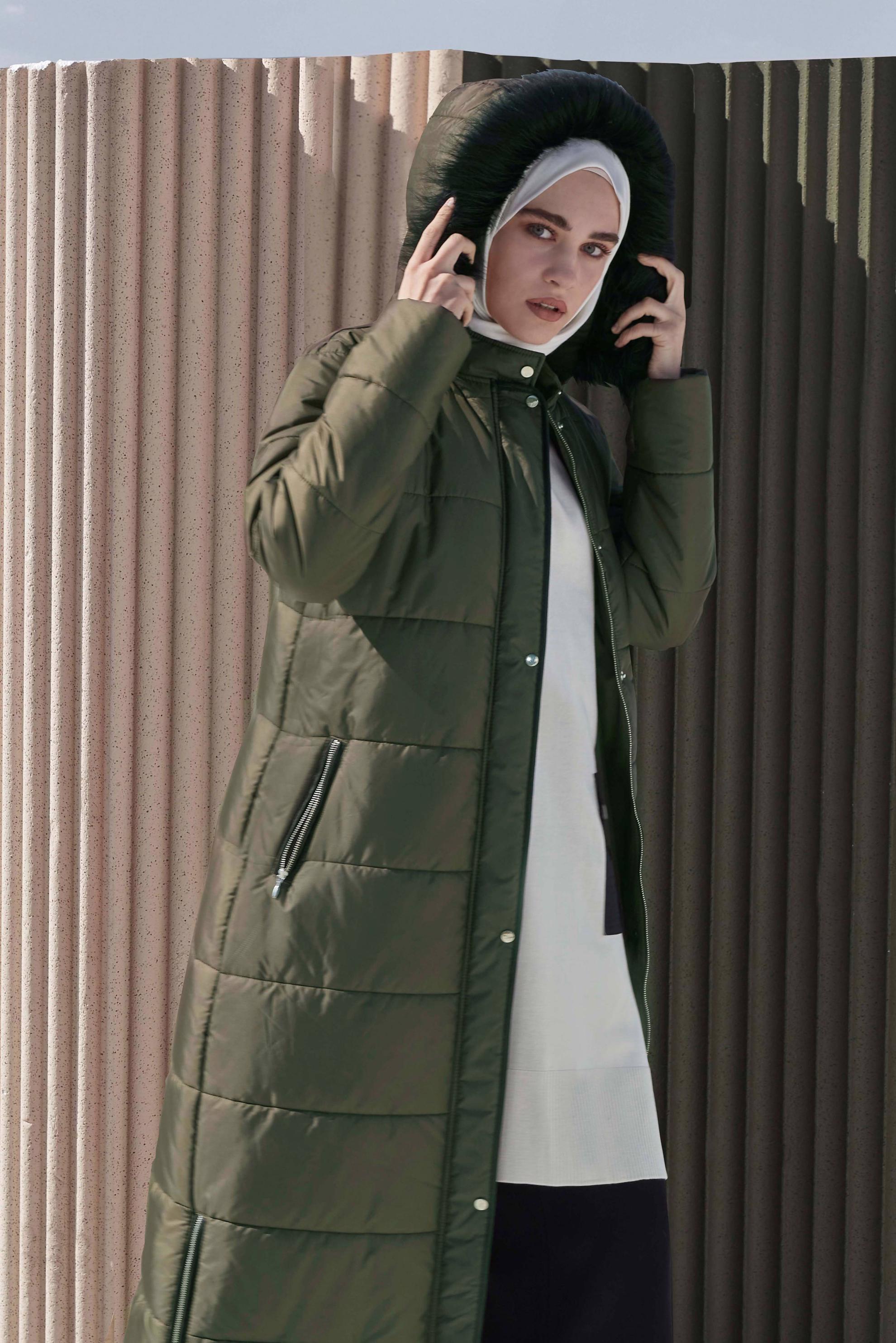 Tesettür giyim HAKİ KAPÜŞONU KÜRK DETAYLI KEMERLİ MANTO 90223 