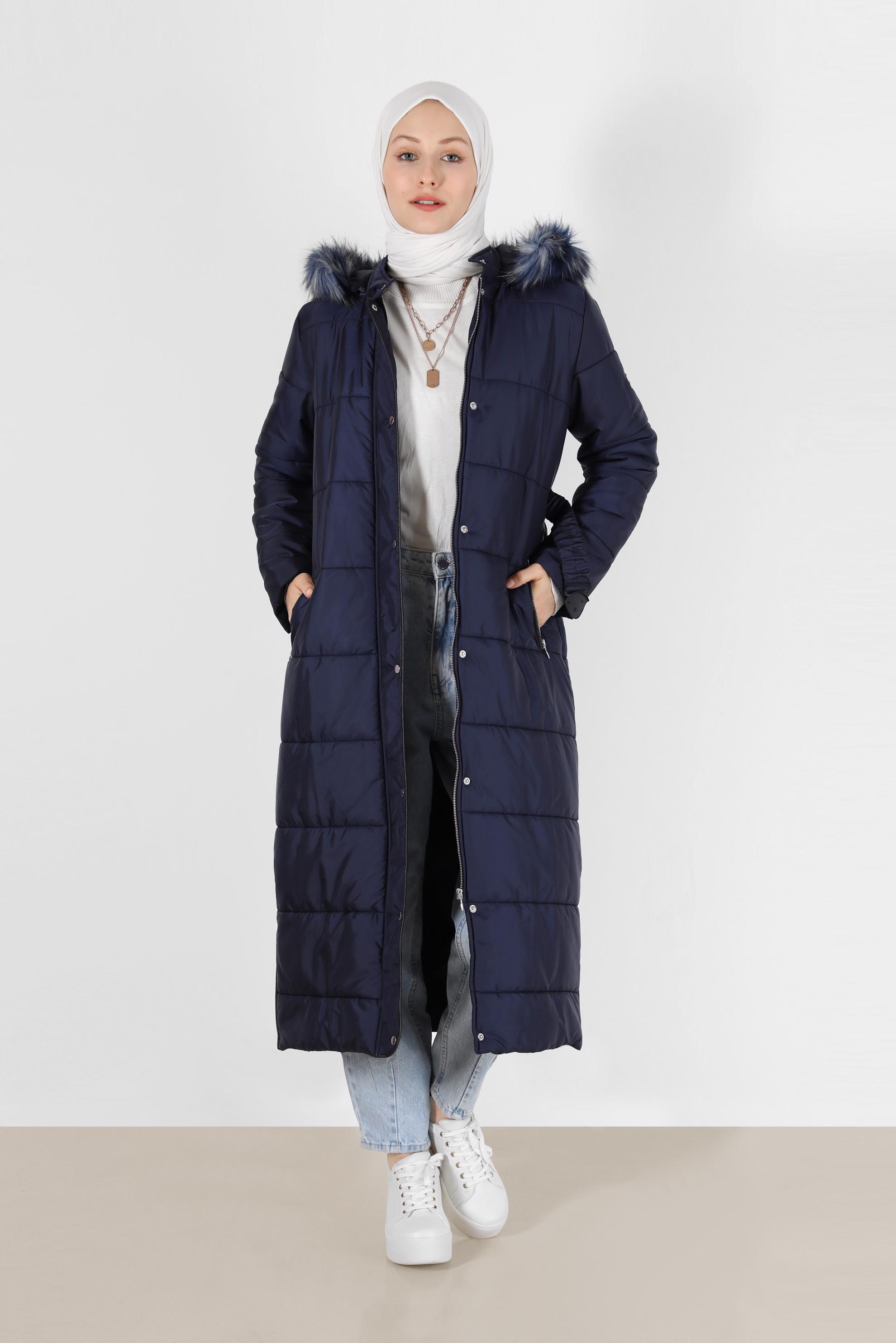 Tesettür giyim LACİVERT KAPÜŞONU KÜRK DETAYLI KEMERLİ MANTO 90223 