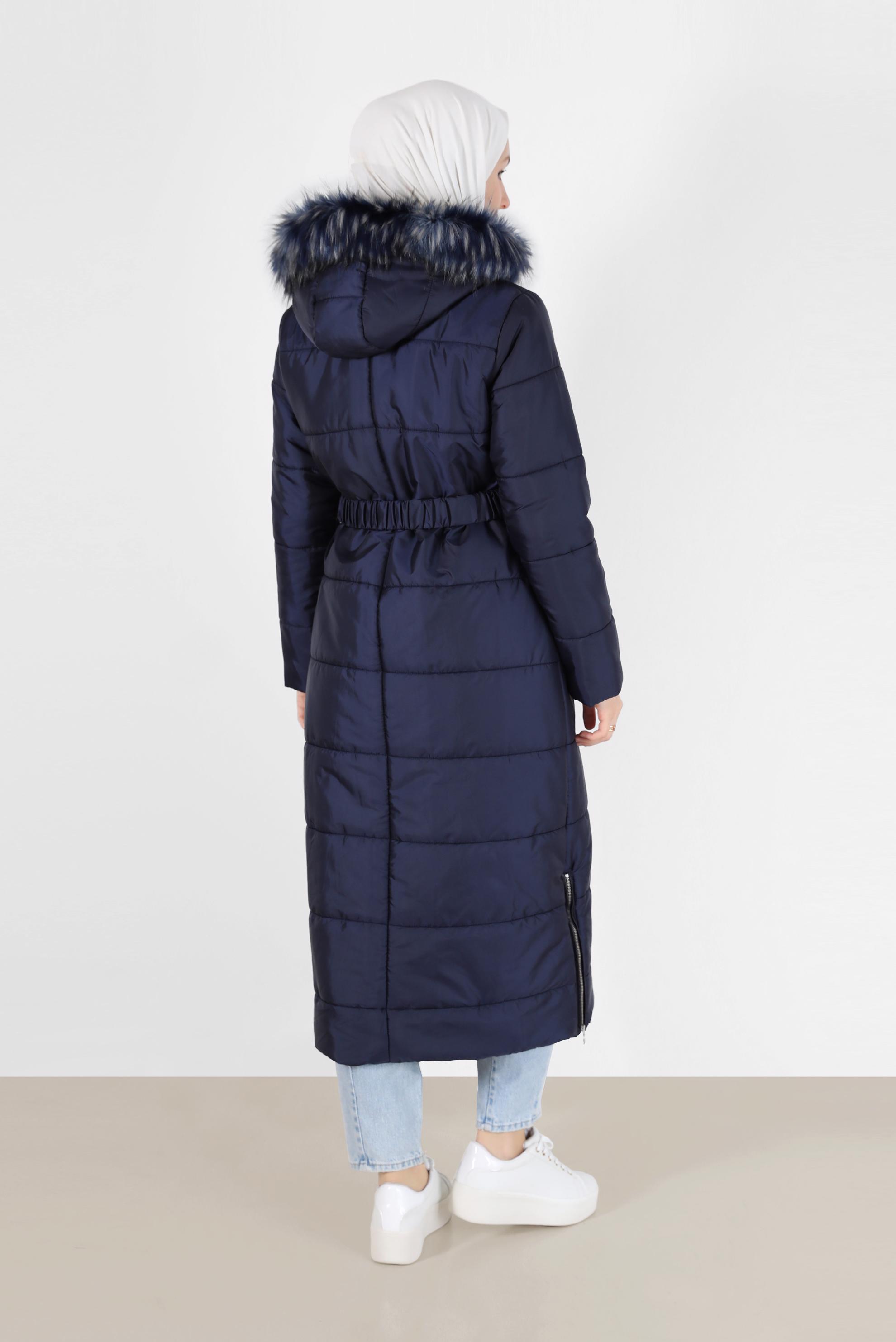 Tesettür giyim LACİVERT KAPÜŞONU KÜRK DETAYLI KEMERLİ MANTO 90223 