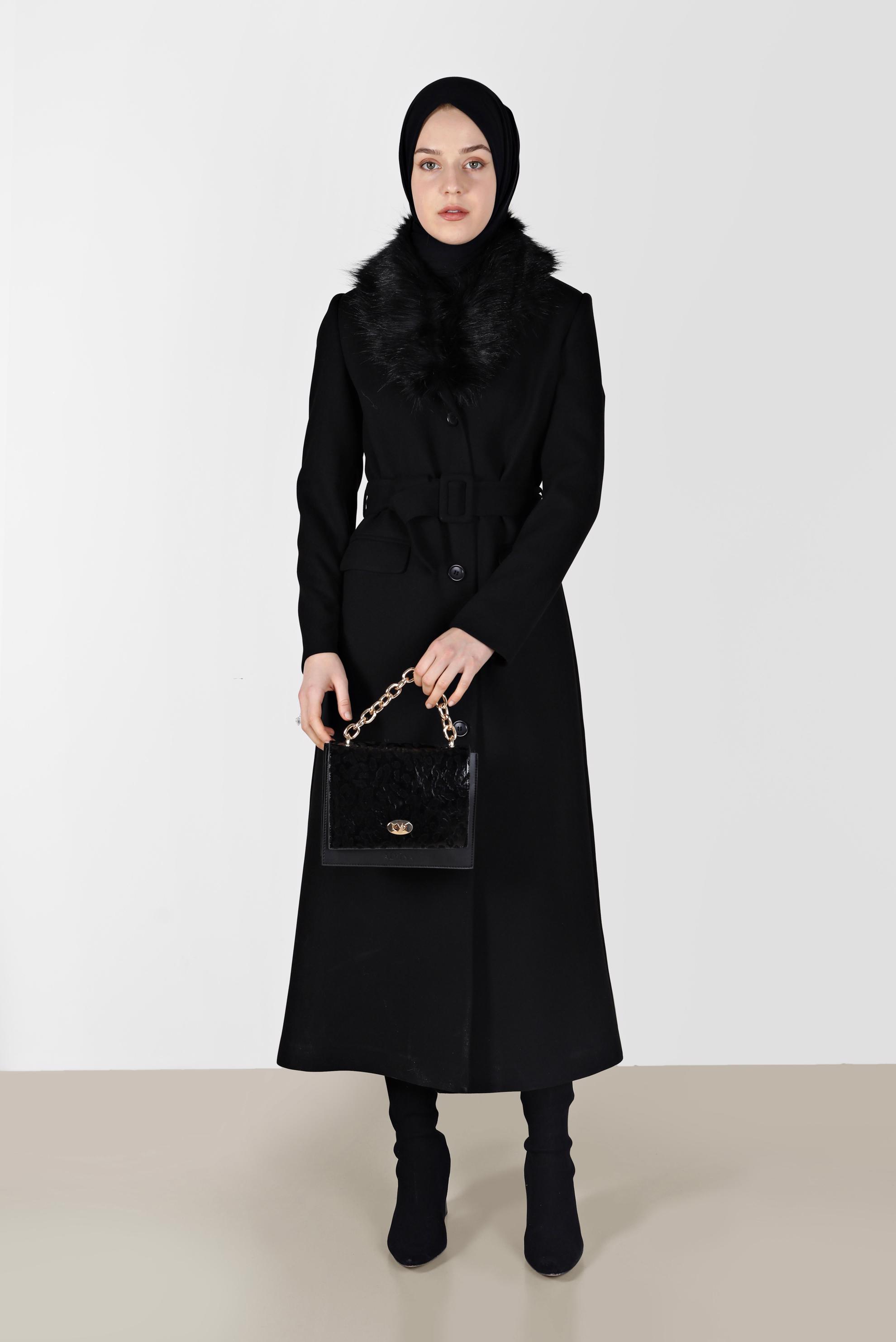 Tesettür giyim SİYAH KÜRK DETAYLI DÜĞMELİ KUŞAKLI MANTO 90227 