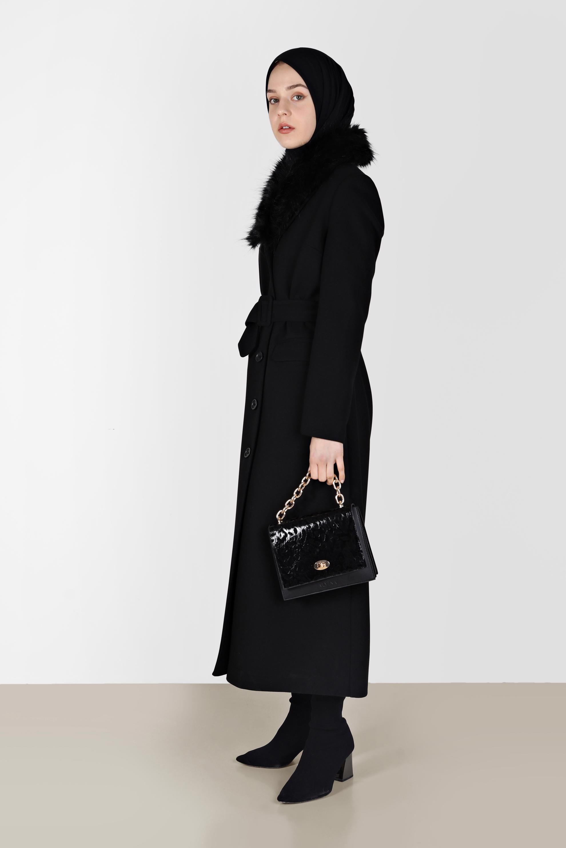 Tesettür giyim SİYAH KÜRK DETAYLI DÜĞMELİ KUŞAKLI MANTO 90227 