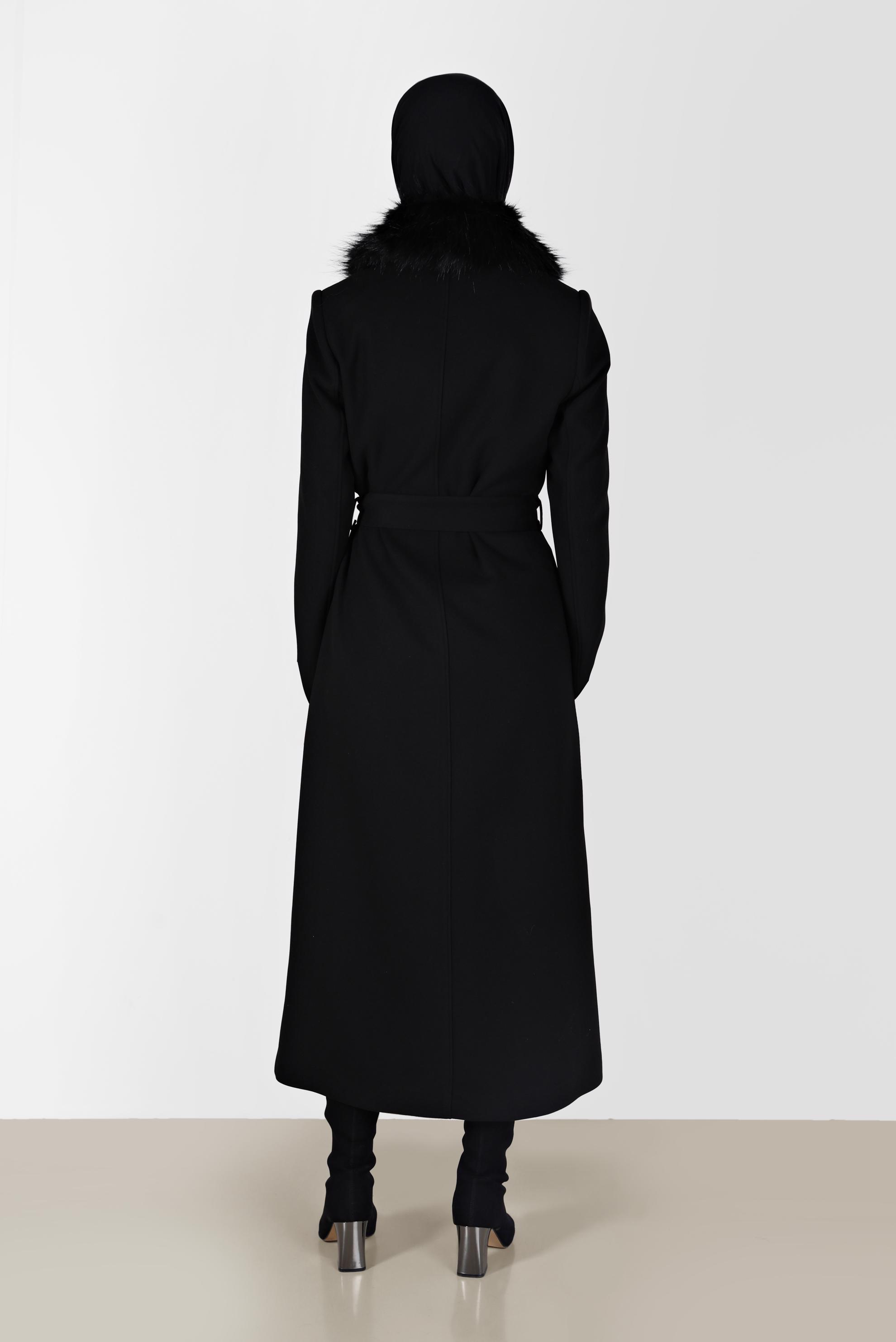 Tesettür giyim SİYAH KÜRK DETAYLI DÜĞMELİ KUŞAKLI MANTO 90227 