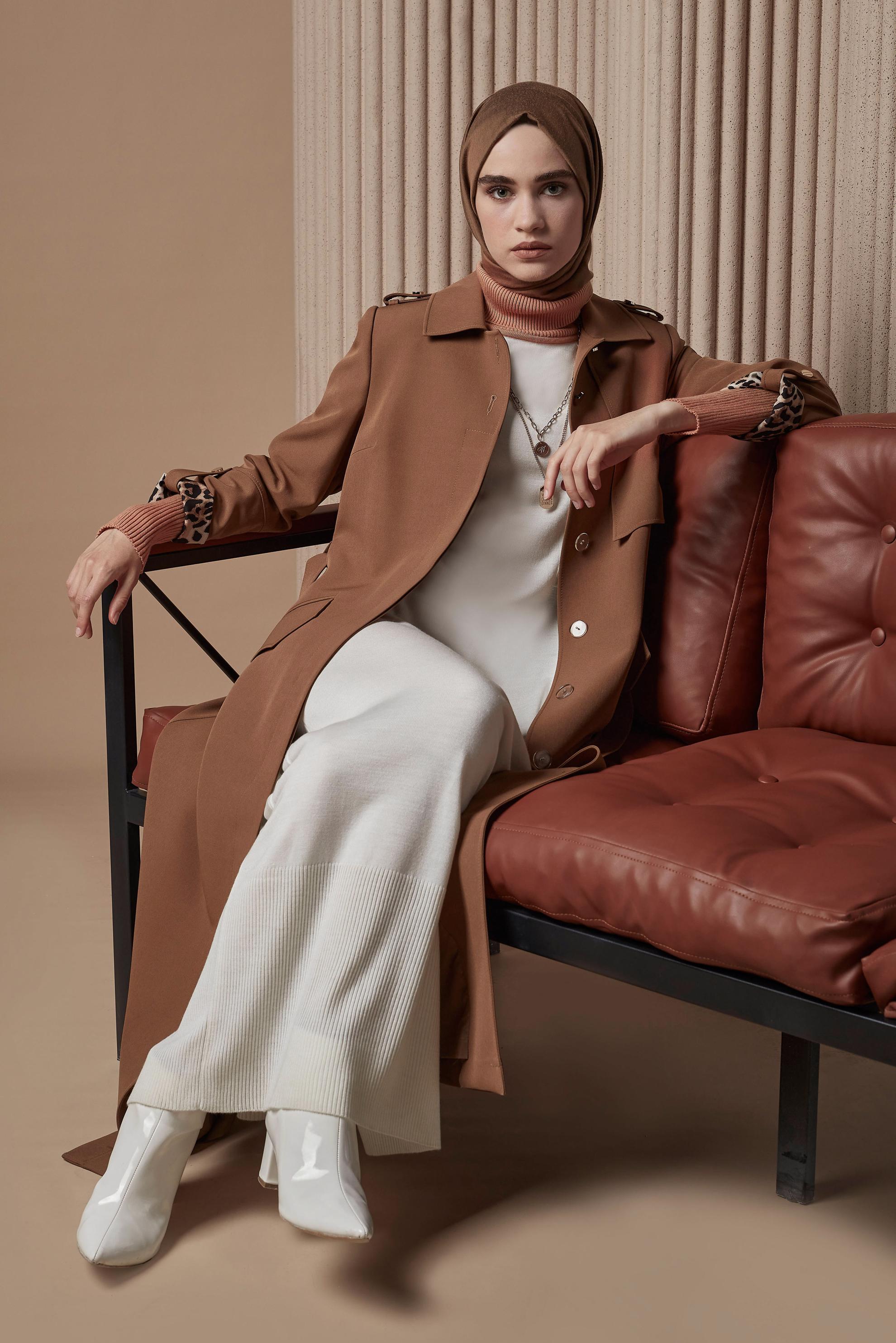 Tesettür giyim TABA LEOPAR DESEN DETAYLI KUŞAKLI PARDESÜ 10460