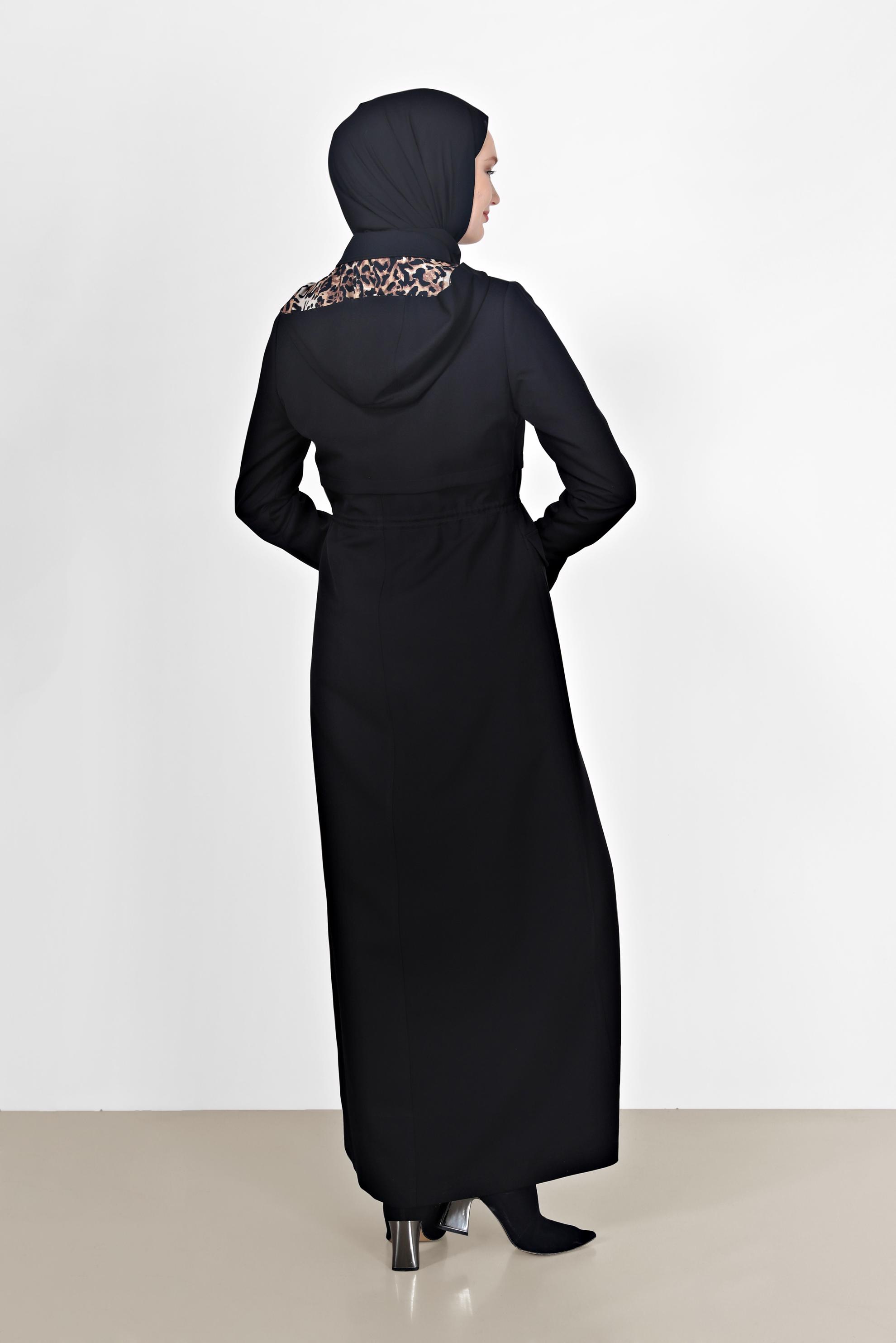 Tesettür giyim SİYAH LEOPAR DESEN DETAYLI BELİ BÜZGÜLÜ PARDESÜ 10462 