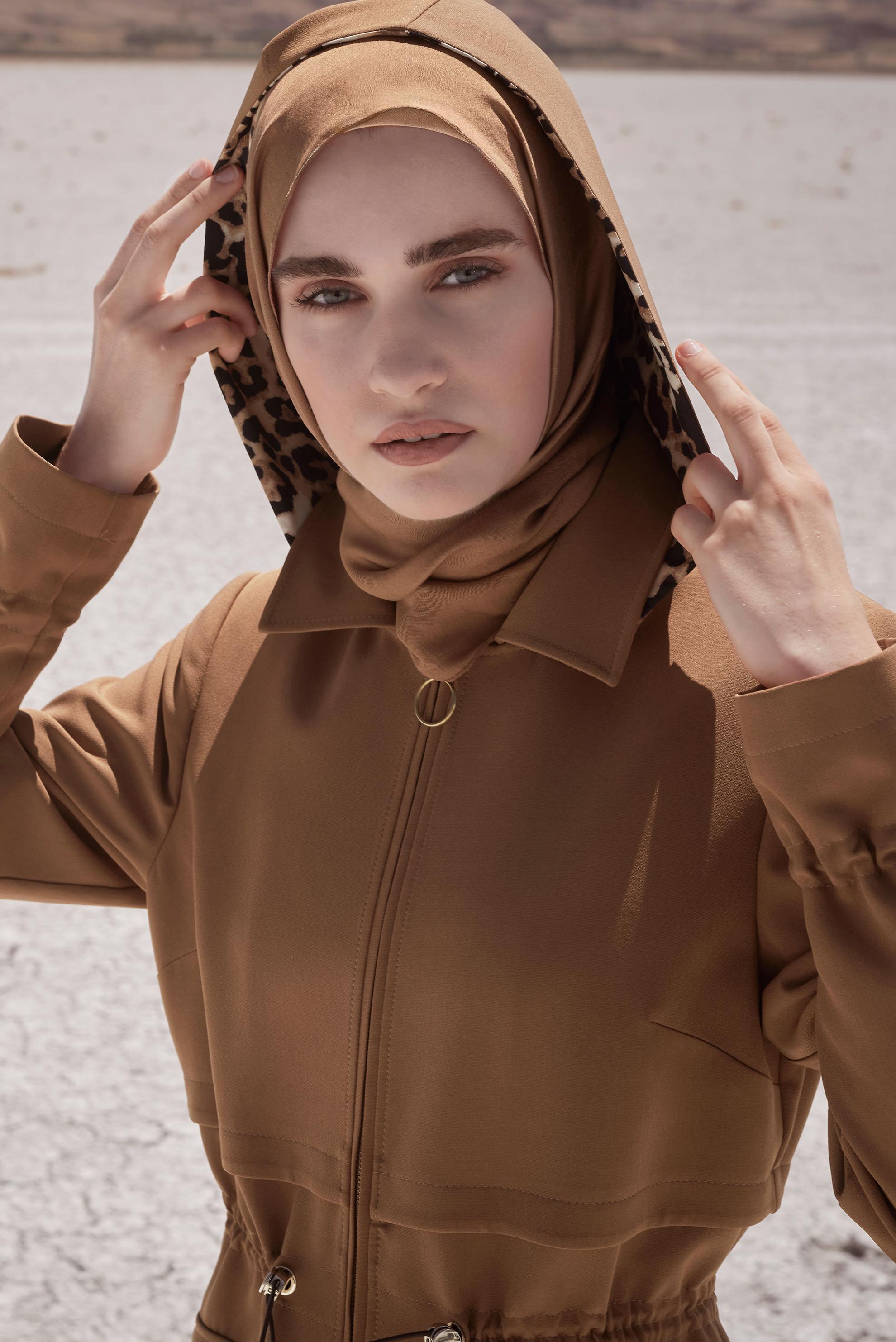 Tesettür giyim TABA LEOPAR DESEN DETAYLI BELİ BÜZGÜLÜ PARDESÜ 10462 