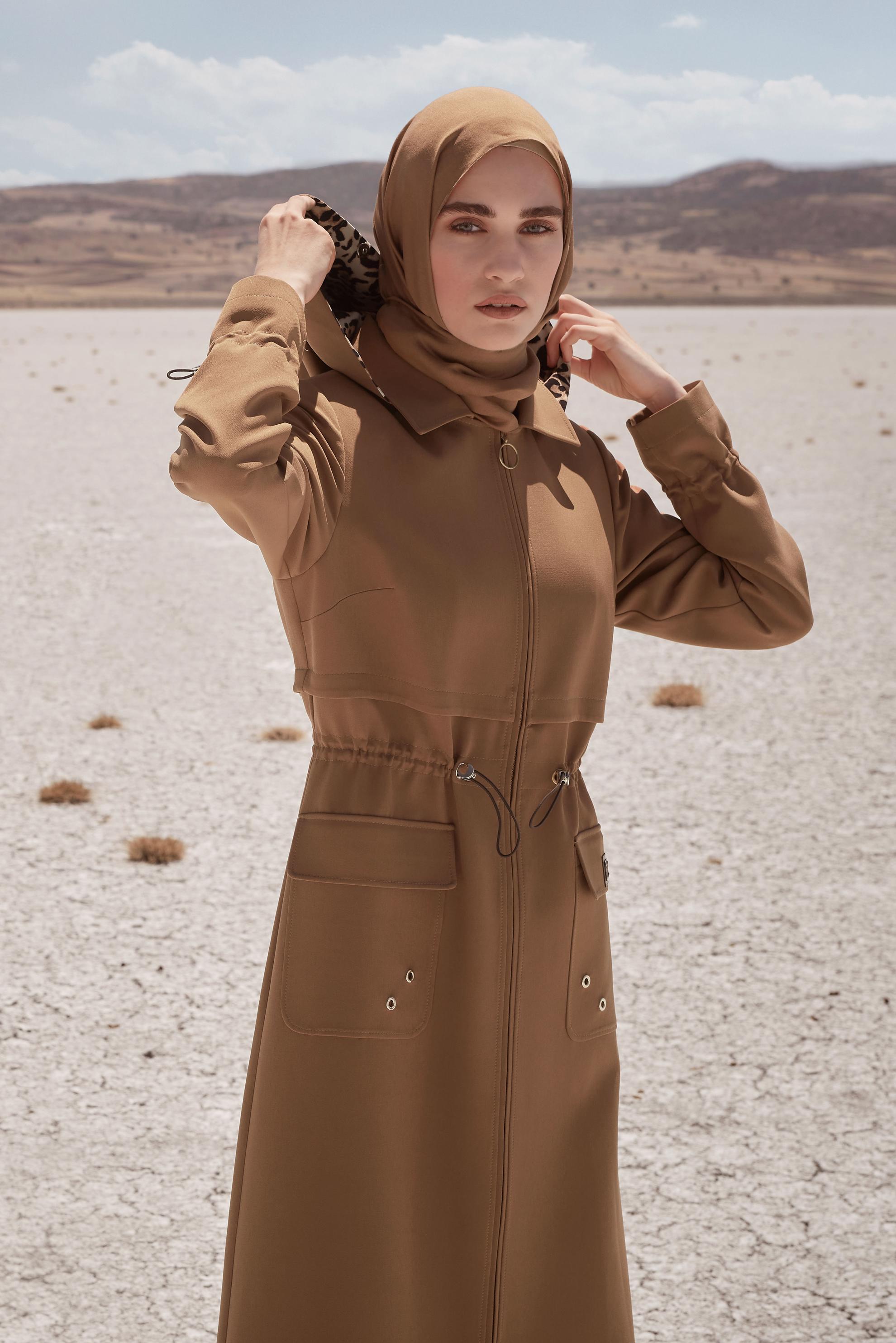 Tesettür giyim TABA LEOPAR DESEN DETAYLI BELİ BÜZGÜLÜ PARDESÜ 10462 