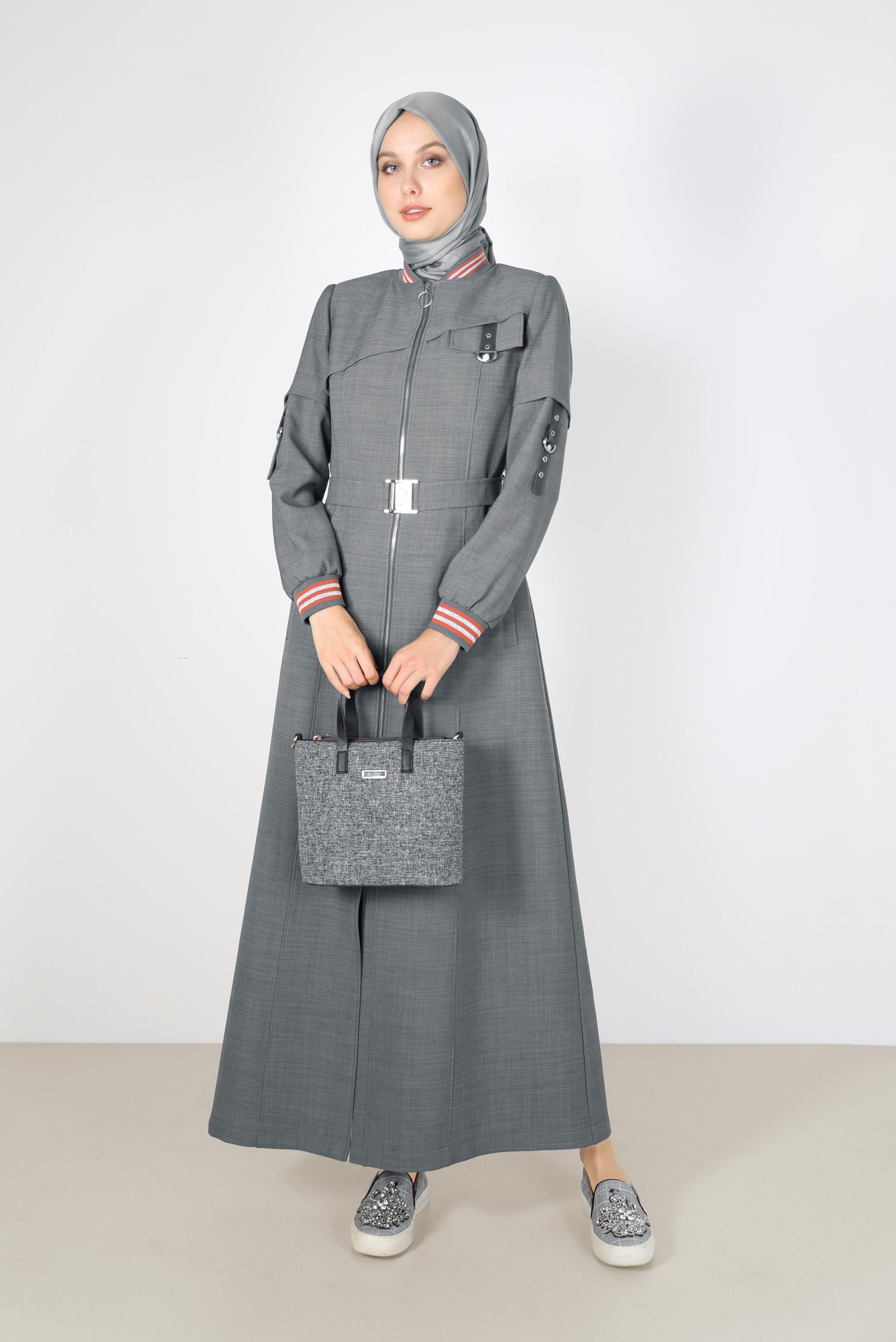 Tesettür giyim GRİ KEMER DETAYLI FERMUARLI PARDESÜ 10465