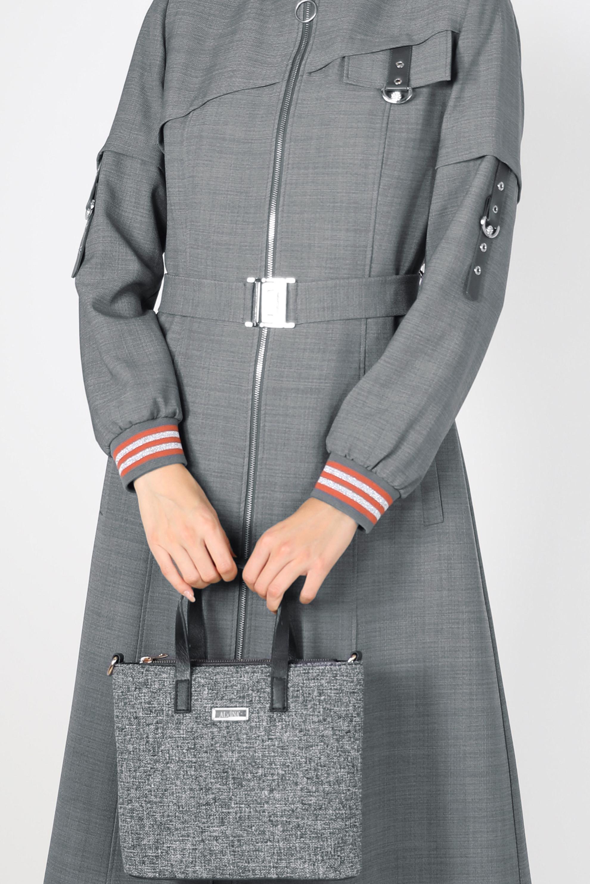 Tesettür giyim GRİ KEMER DETAYLI FERMUARLI PARDESÜ 10465