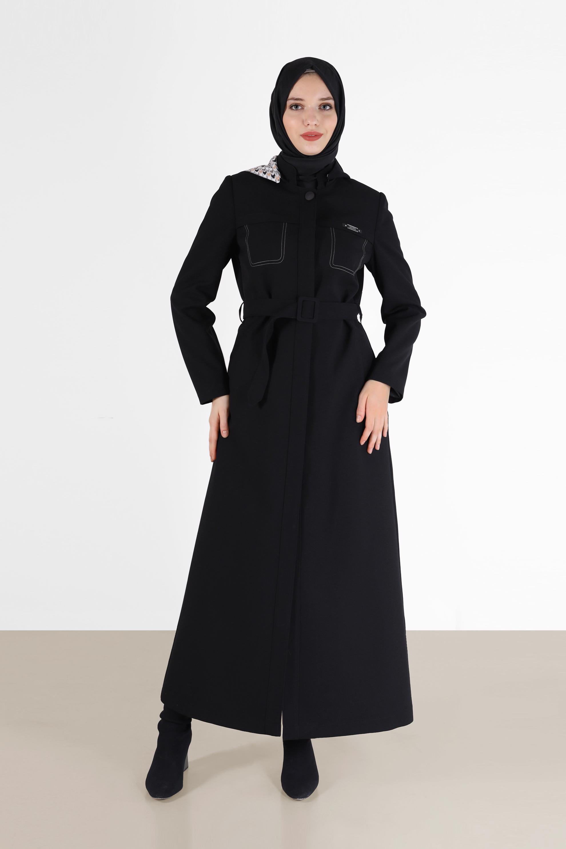 Tesettür giyim SİYAH KAPÜŞONU KAZAYAĞI DESENLİ KUŞAKLI PARDESÜ 10479	