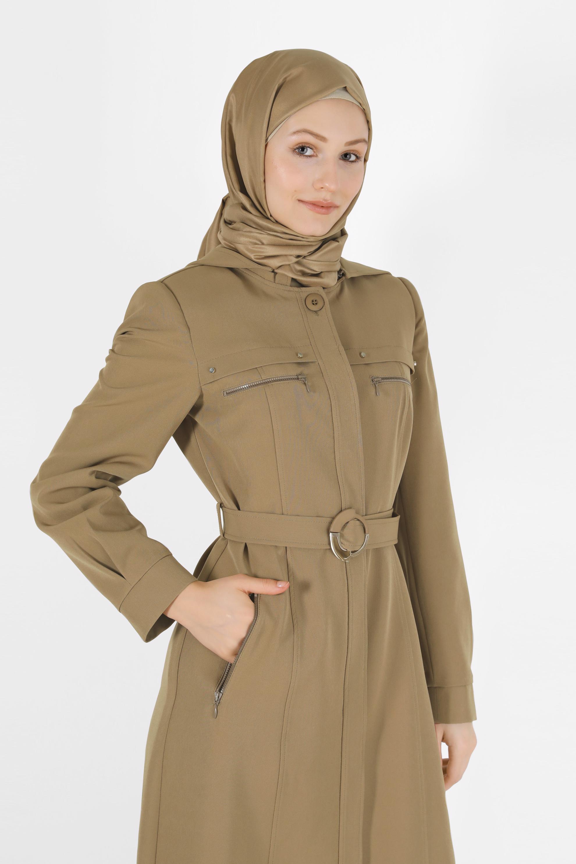 Tesettür giyim BEJ KUŞAKLI KAPÜŞONLU FERMUAR DETAYLI PARDESÜ 10481 