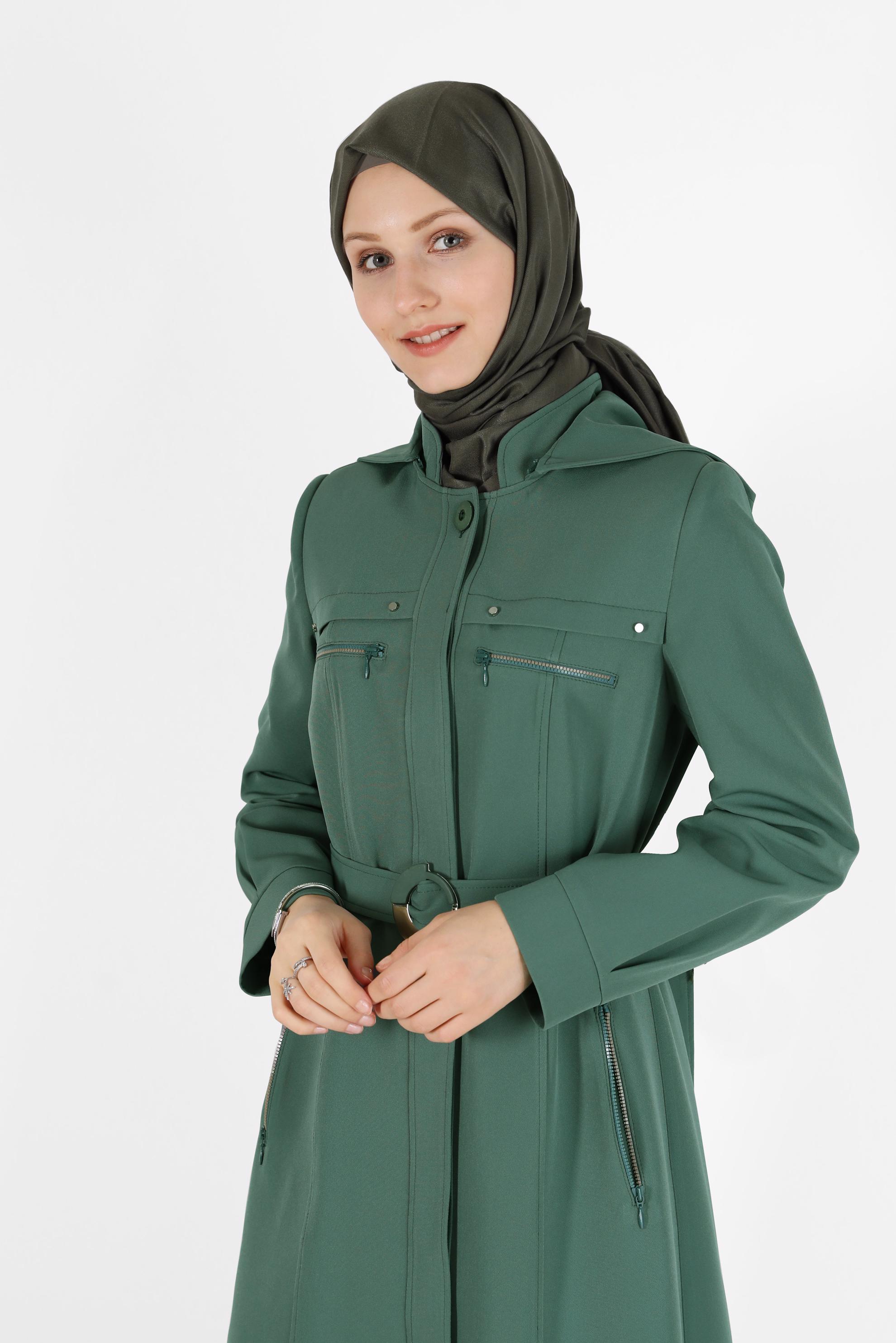 Tesettür giyim YEŞİL KUŞAKLI KAPÜŞONLU FERMUAR DETAYLI PARDESÜ 10481 