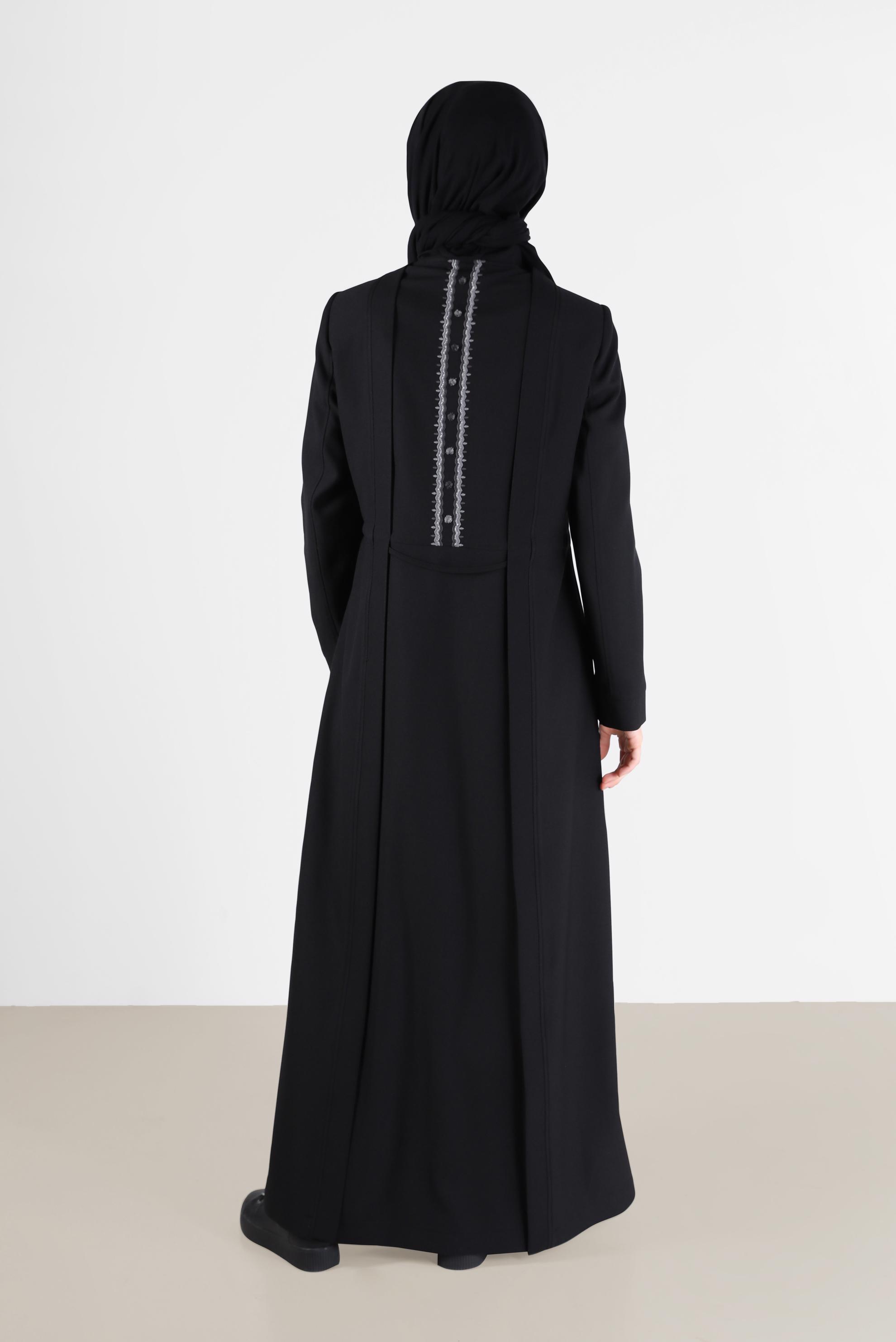 Tesettür giyim SİYAH NAKIŞ DETAYLI BELDEN BAĞLAMALI FERMUARLI PARDESÜ 10485 