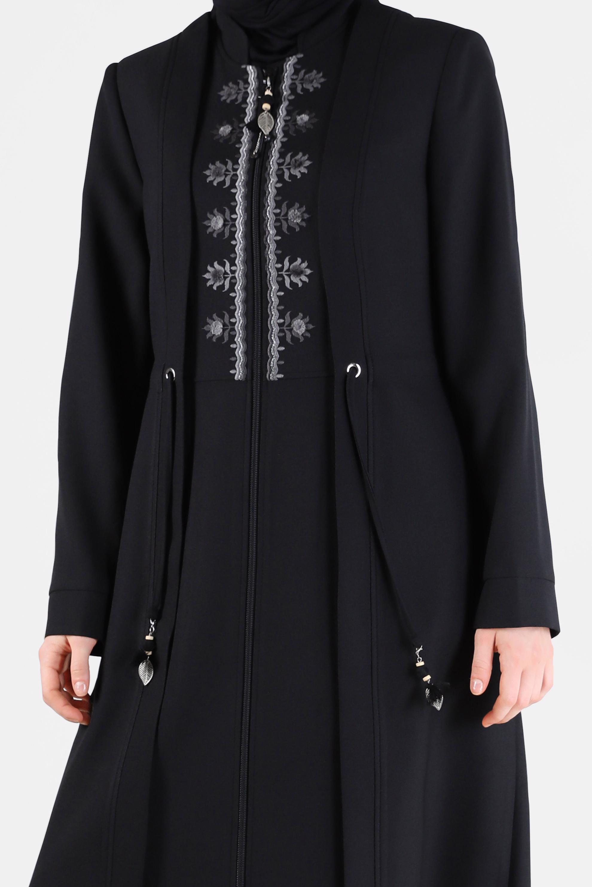 Tesettür giyim SİYAH NAKIŞ DETAYLI BELDEN BAĞLAMALI FERMUARLI PARDESÜ 10485 