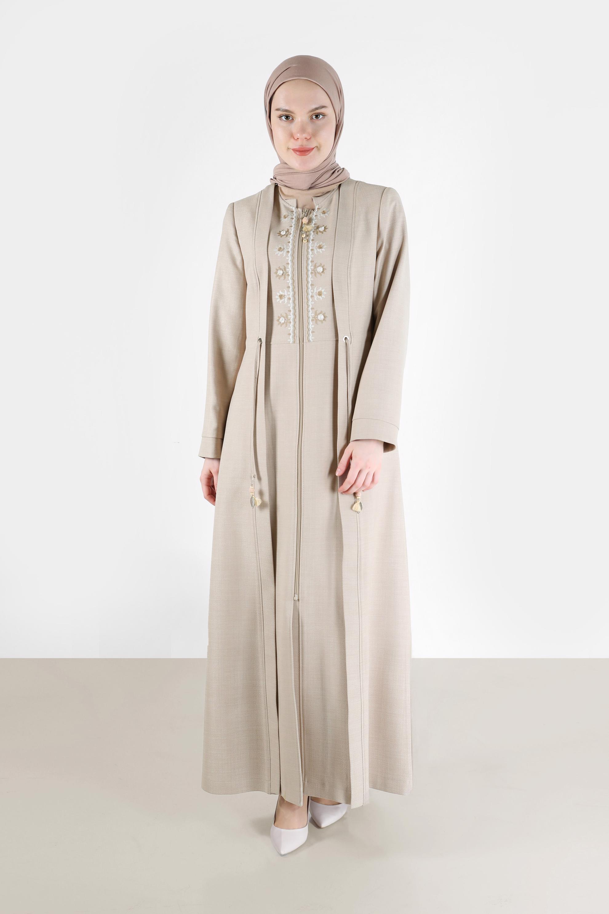 Tesettür giyim BEJ NAKIŞ DETAYLI BELDEN BAĞLAMALI FERMUARLI PARDESÜ 10485 