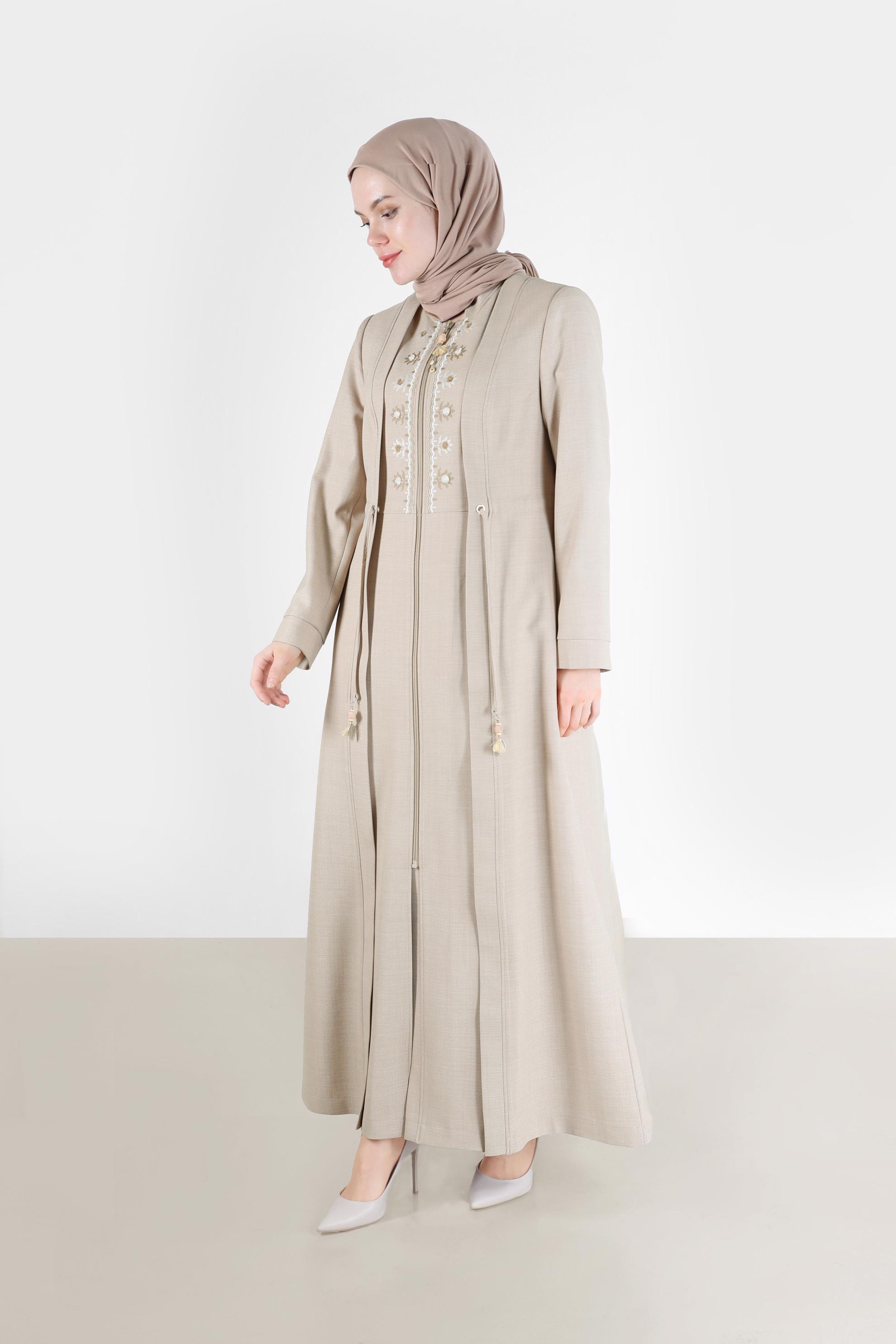 Tesettür giyim BEJ NAKIŞ DETAYLI BELDEN BAĞLAMALI FERMUARLI PARDESÜ 10485 