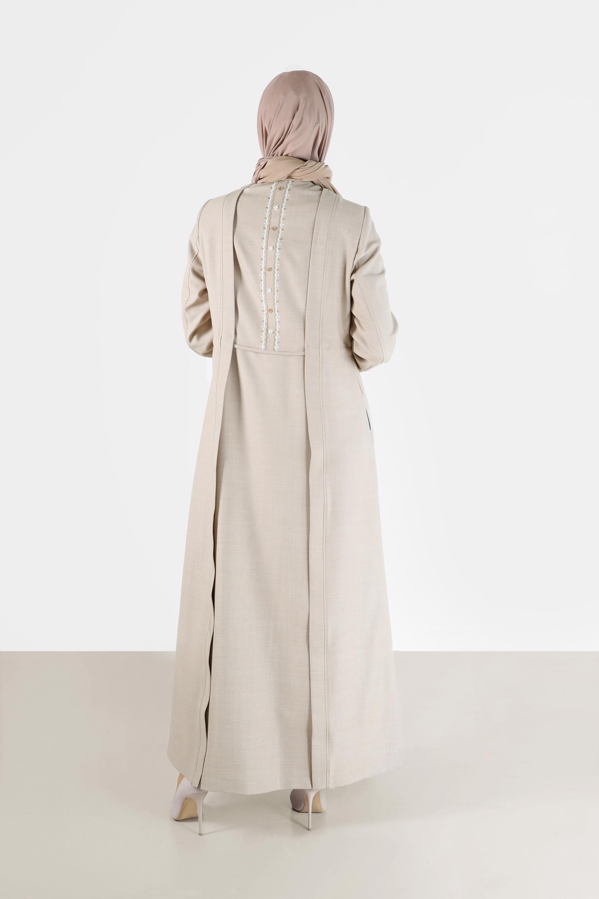 Tesettür giyim BEJ NAKIŞ DETAYLI BELDEN BAĞLAMALI FERMUARLI PARDESÜ 10485 