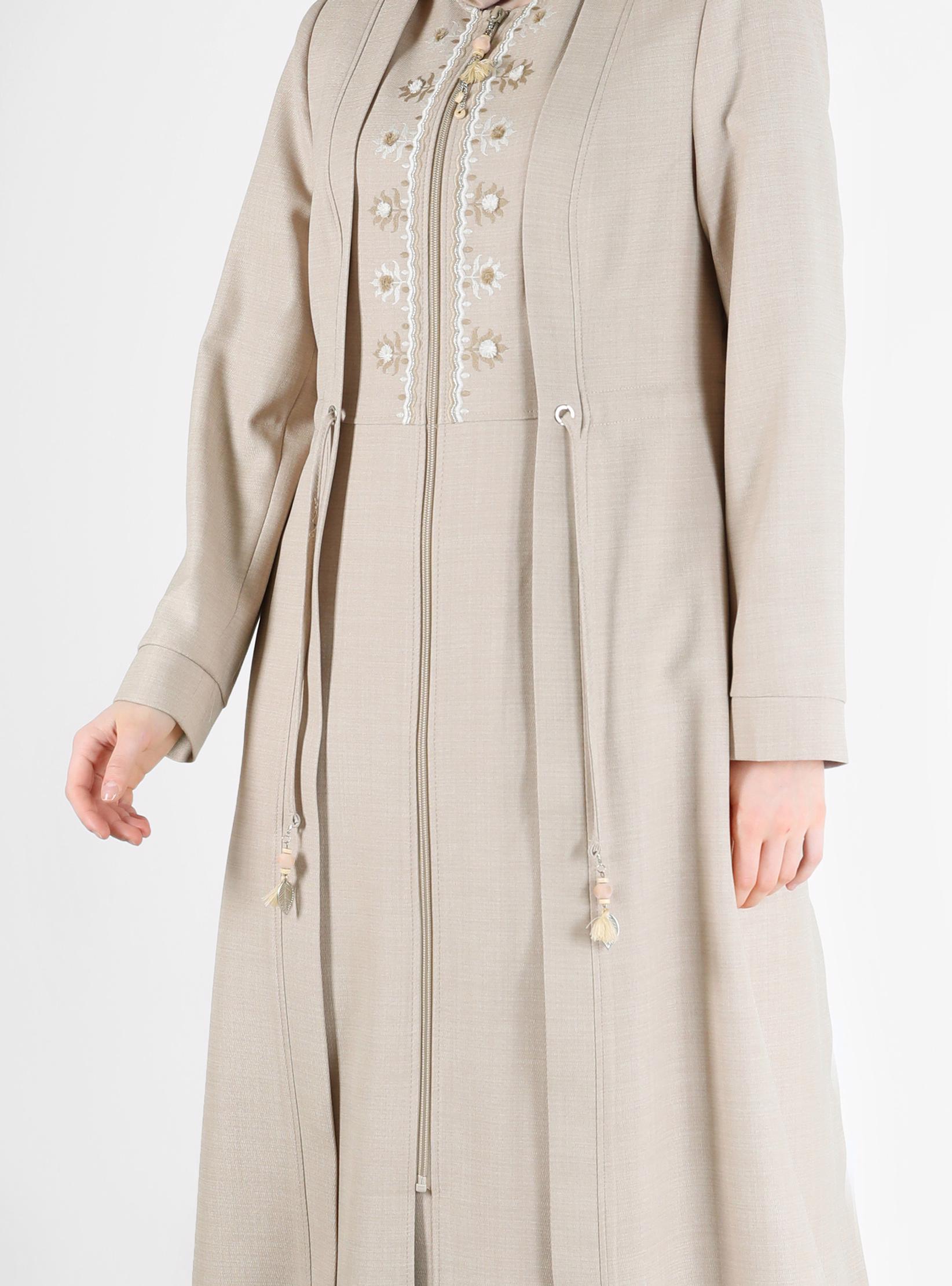 Tesettür giyim BEJ NAKIŞ DETAYLI BELDEN BAĞLAMALI FERMUARLI PARDESÜ 10485 