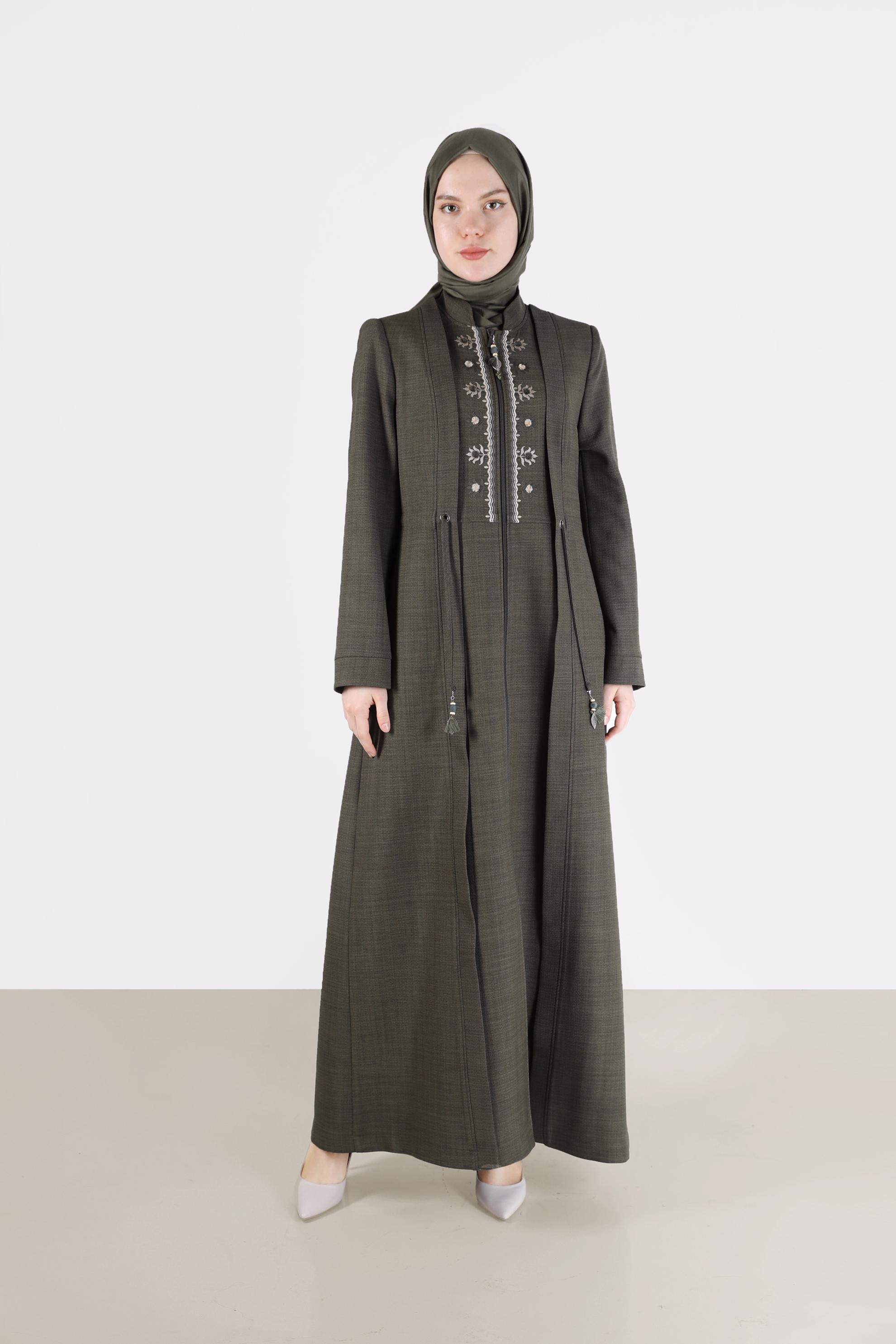 Tesettür giyim HAKİ NAKIŞ DETAYLI BELDEN BAĞLAMALI FERMUARLI PARDESÜ 10485 