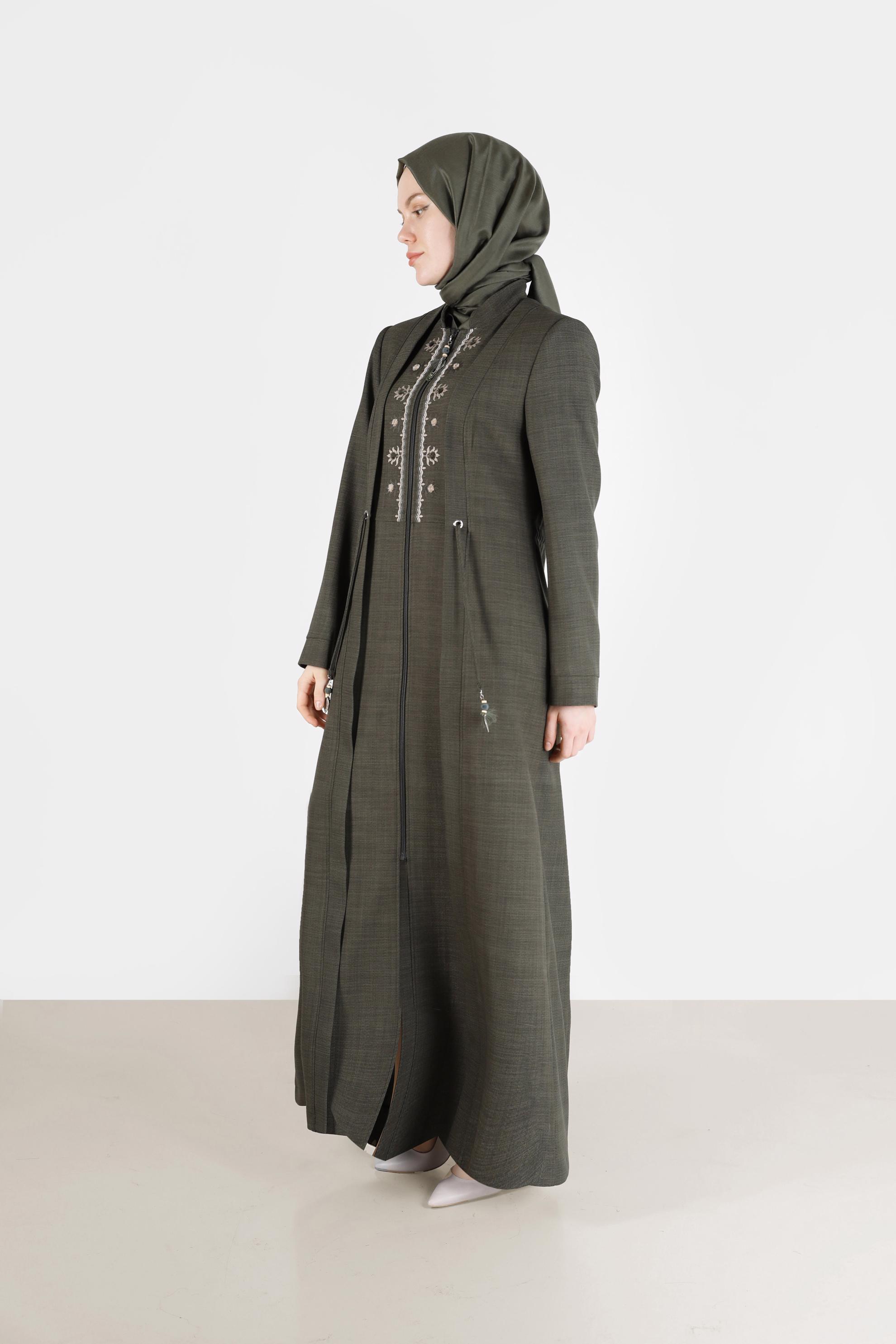 Tesettür giyim HAKİ NAKIŞ DETAYLI BELDEN BAĞLAMALI FERMUARLI PARDESÜ 10485 