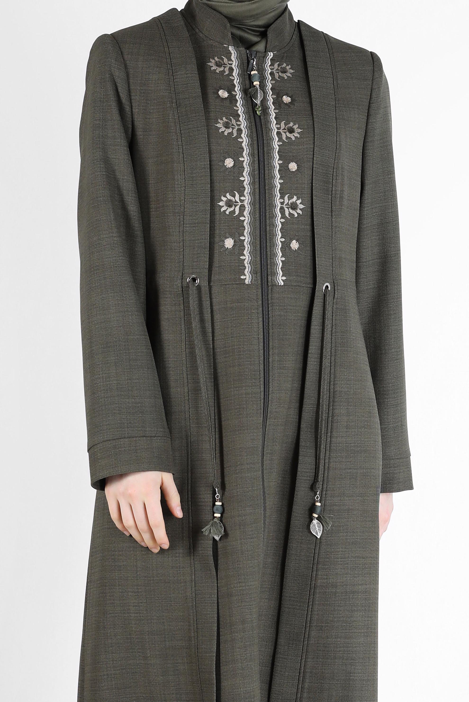 Tesettür giyim HAKİ NAKIŞ DETAYLI BELDEN BAĞLAMALI FERMUARLI PARDESÜ 10485 