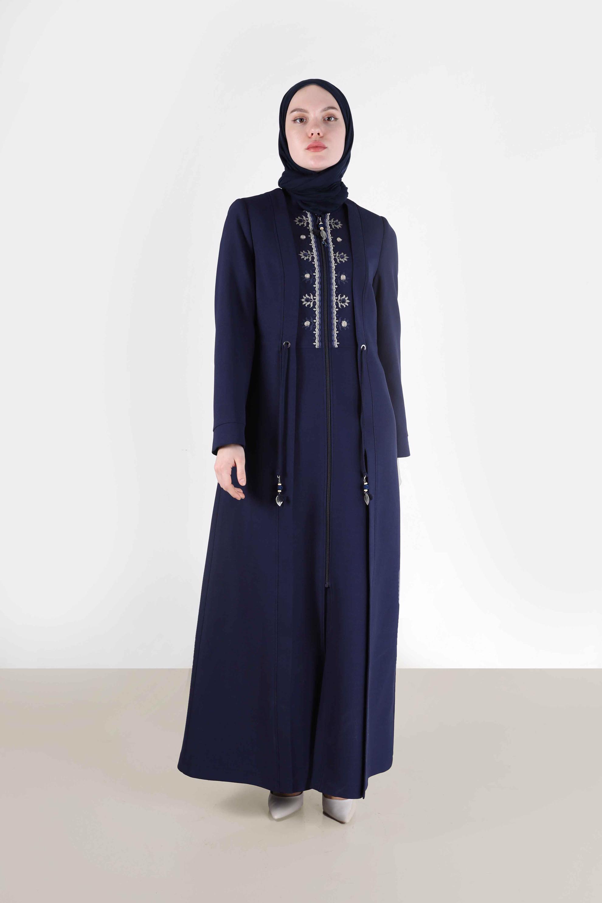 Tesettür giyim LACİVERT NAKIŞ DETAYLI BELDEN BAĞLAMALI FERMUARLI PARDESÜ 10485 