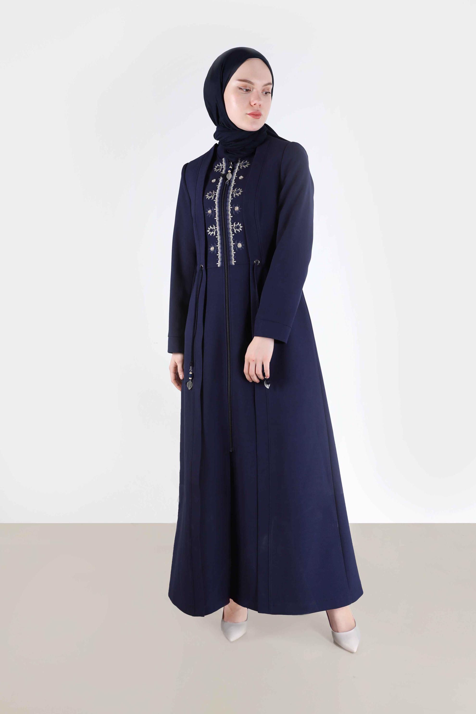 Tesettür giyim LACİVERT NAKIŞ DETAYLI BELDEN BAĞLAMALI FERMUARLI PARDESÜ 10485 