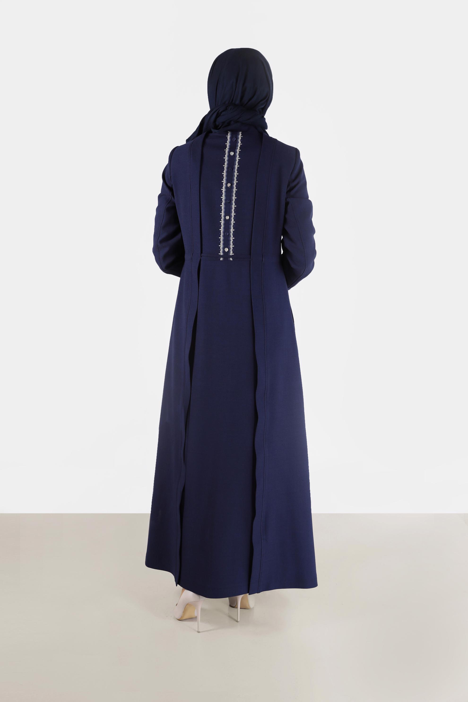 Tesettür giyim LACİVERT NAKIŞ DETAYLI BELDEN BAĞLAMALI FERMUARLI PARDESÜ 10485 