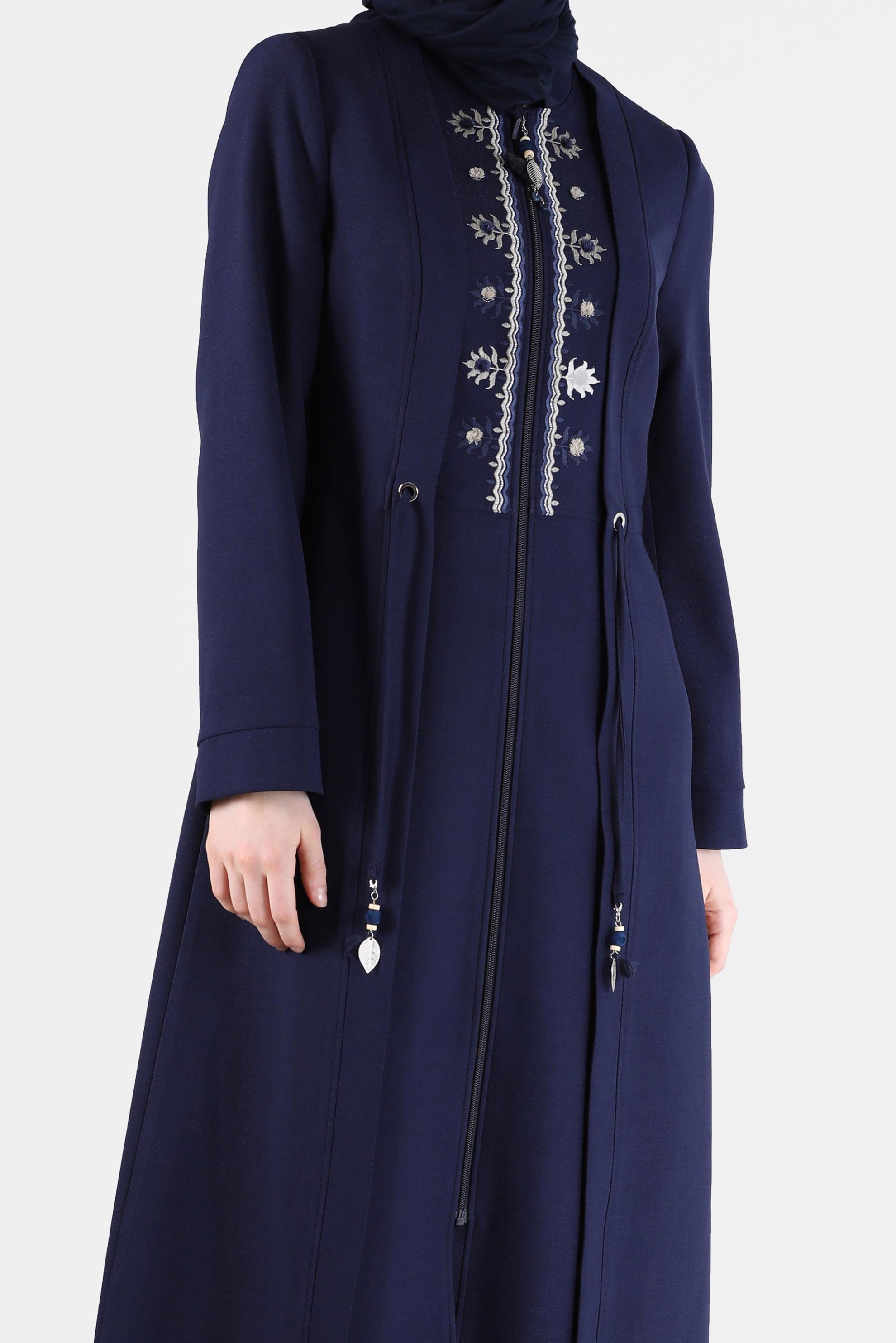 Tesettür giyim LACİVERT NAKIŞ DETAYLI BELDEN BAĞLAMALI FERMUARLI PARDESÜ 10485 