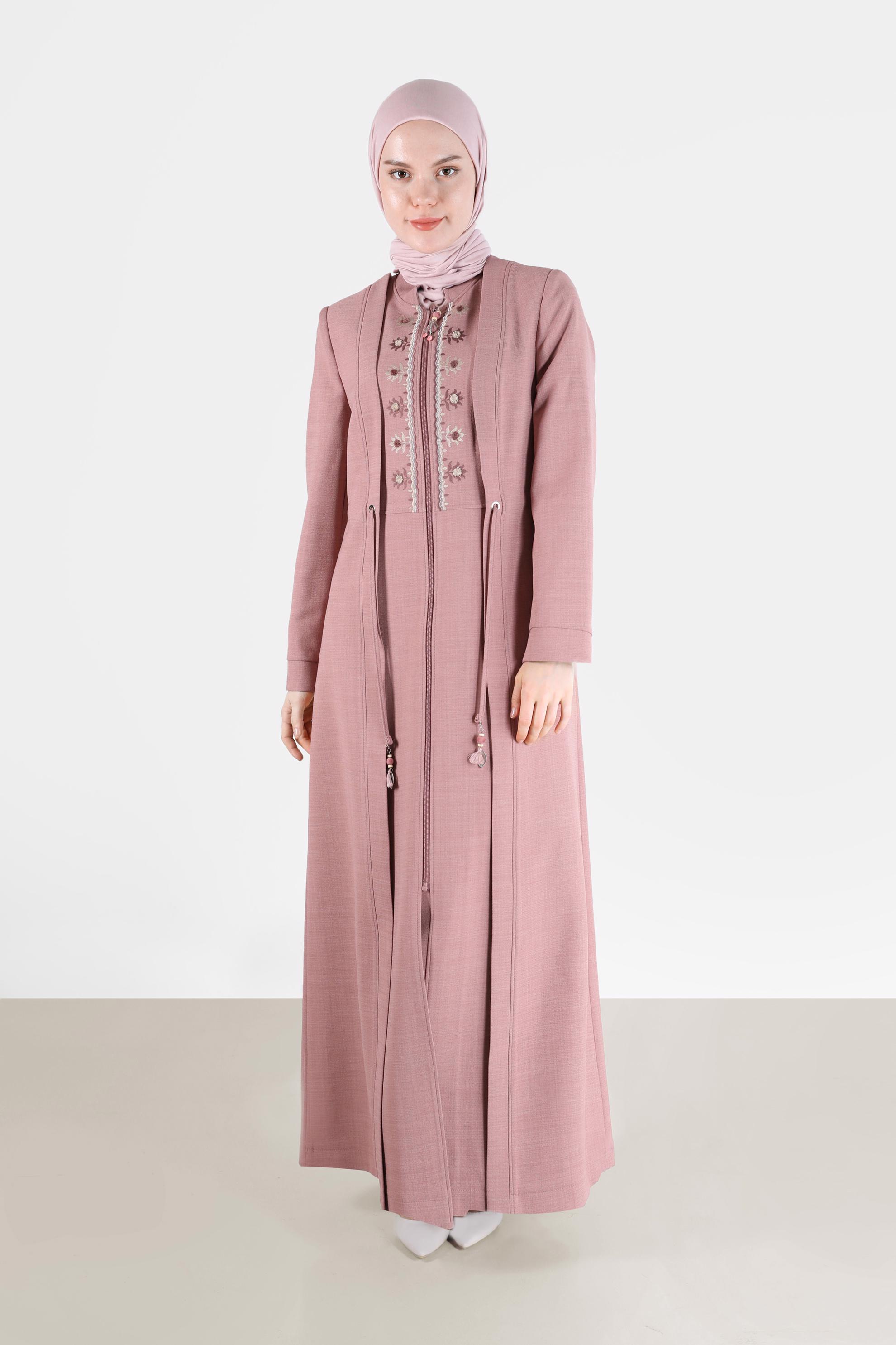 Tesettür giyim PUDRA NAKIŞ DETAYLI BELDEN BAĞLAMALI FERMUARLI PARDESÜ 10485 