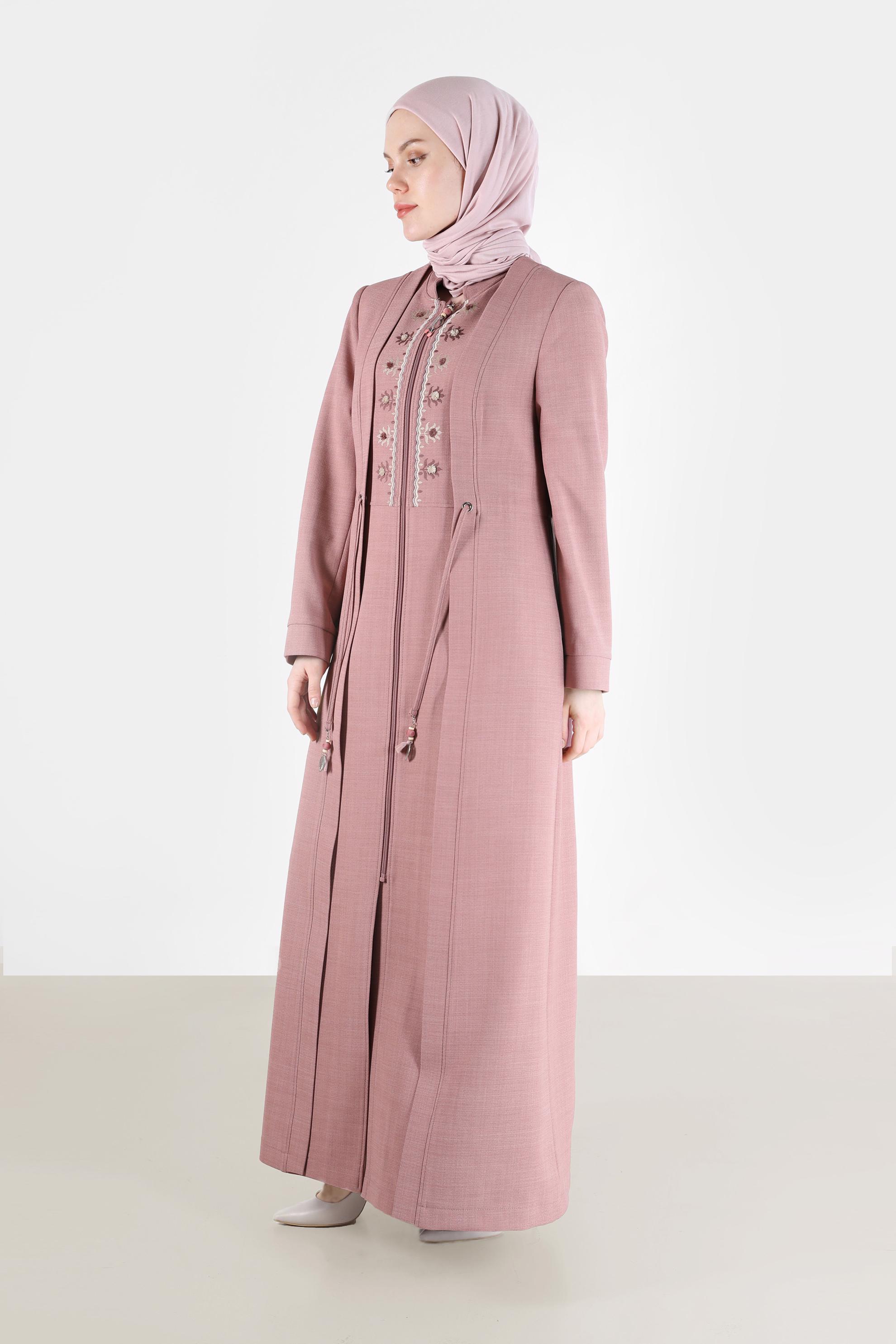 Tesettür giyim PUDRA NAKIŞ DETAYLI BELDEN BAĞLAMALI FERMUARLI PARDESÜ 10485 