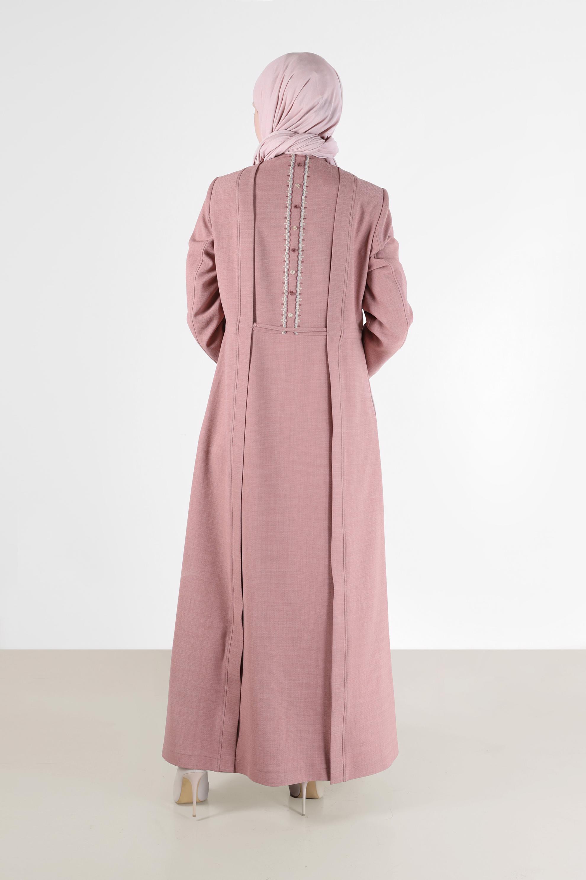 Tesettür giyim PUDRA NAKIŞ DETAYLI BELDEN BAĞLAMALI FERMUARLI PARDESÜ 10485 