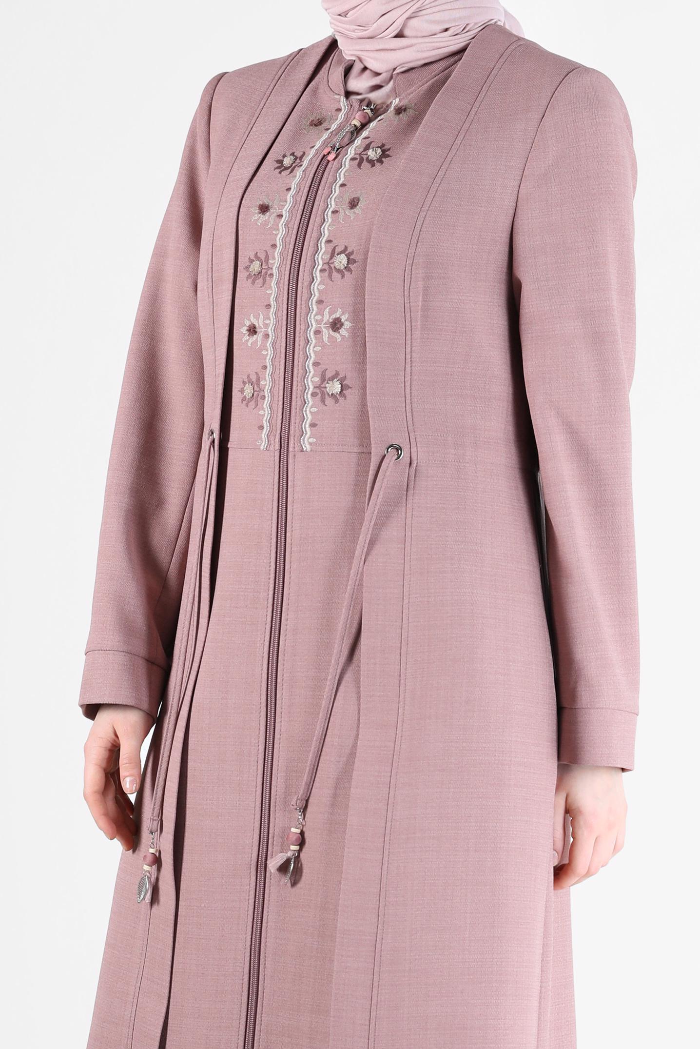 Tesettür giyim PUDRA NAKIŞ DETAYLI BELDEN BAĞLAMALI FERMUARLI PARDESÜ 10485 