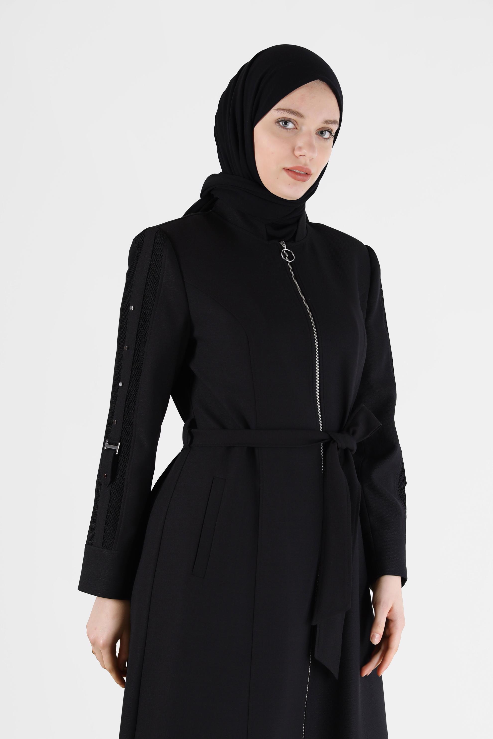 Tesettür giyim SİYAH BELİ KUŞAKLI KOLLARI ZIMBA DETAYLI PARDESÜ 10486