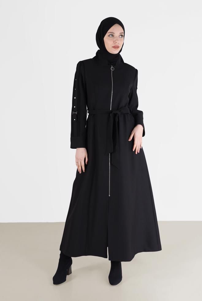 Tesettür giyim SİYAH BELİ KUŞAKLI KOLLARI ZIMBA DETAYLI PARDESÜ 10486 - ALVİNA