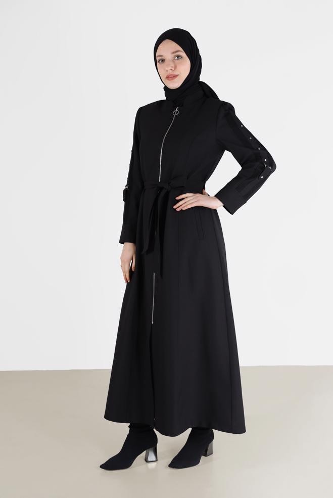 Tesettür giyim SİYAH BELİ KUŞAKLI KOLLARI ZIMBA DETAYLI PARDESÜ 10486 - ALVİNA