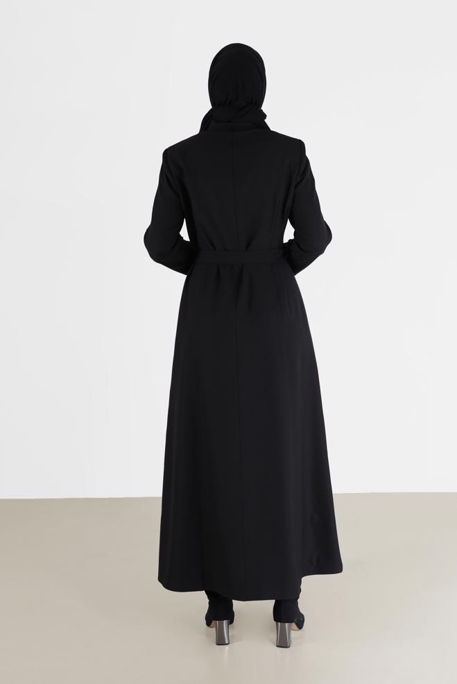 Tesettür giyim SİYAH BELİ KUŞAKLI KOLLARI ZIMBA DETAYLI PARDESÜ 10486 - ALVİNA