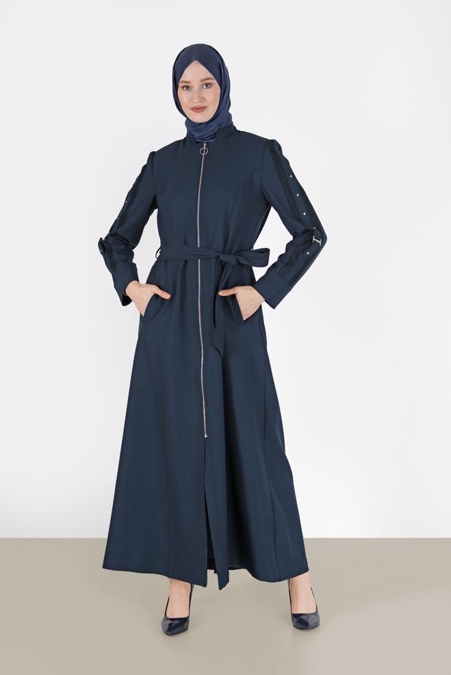 Tesettür giyim LACİVERT BELİ KUŞAKLI KOLLARI ZIMBA DETAYLI PARDESÜ 10486 - ALVİNA