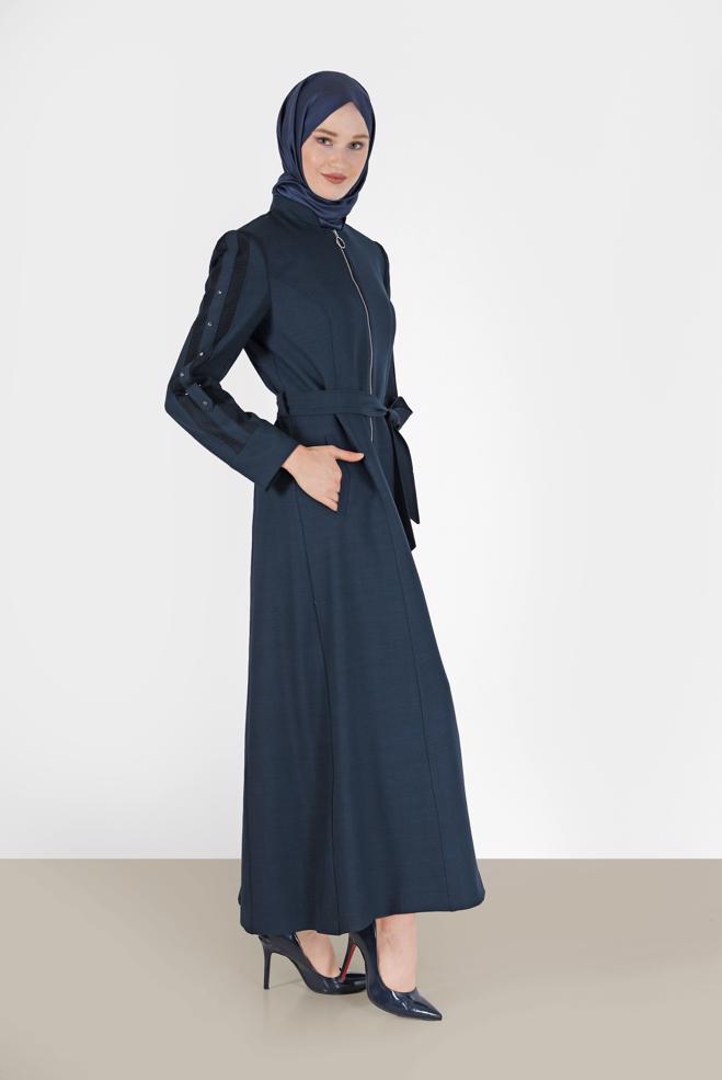Tesettür giyim LACİVERT BELİ KUŞAKLI KOLLARI ZIMBA DETAYLI PARDESÜ 10486 - ALVİNA
