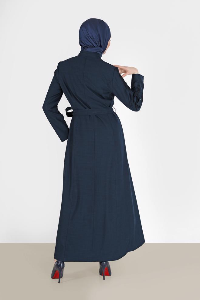 Tesettür giyim LACİVERT BELİ KUŞAKLI KOLLARI ZIMBA DETAYLI PARDESÜ 10486 - ALVİNA